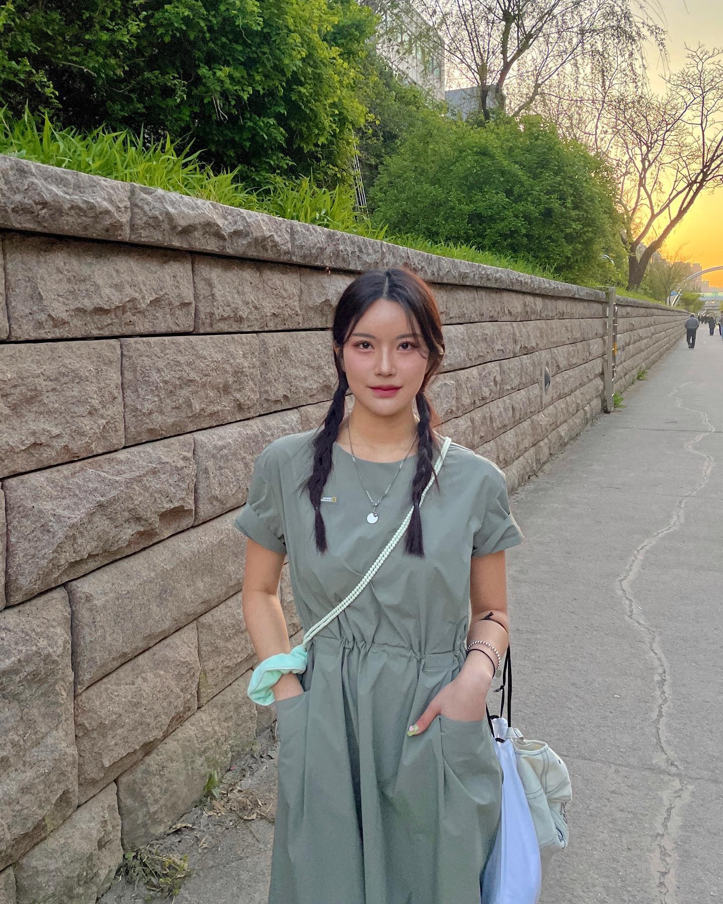 #광고#제품협찬 ng_apparel 
따.친.자 는 따릉이 탈 때 편하고 시원한 옷 필수🚲💨💨✨🏃🏻‍♀️

𝐍𝐚𝐭𝐢𝐨𝐧𝐚𝐥 𝐠𝐞𝐨𝐠𝐫𝐚𝐩𝐡𝐢𝐜

🎀 경량우븐 원단 덕에 점프, 뒷구르기 ? 다 됨. (참았다) 스트레치성 𝙂𝙤𝙤𝙙
🎀 턱 디테일 𝘢𝘯𝘥 포켓으로 𝘾𝙪𝙩𝙞𝙚
🎀 스트링 디테일로 캐주얼 + 페미닌한 무드 𝙋𝙡𝙪𝙨
🎀 뒷면에 지퍼 있어서 혼자서 편하게 입기 가능 ^_^ 친구 엄마 안부르고 외출할 수 있써 ㅎㅎ

#내셔널지오그래픽#내셔널지오그래픽어패럴#아델리#아델리라운드넥원피스#원피스#라운드넥원피스#김다미