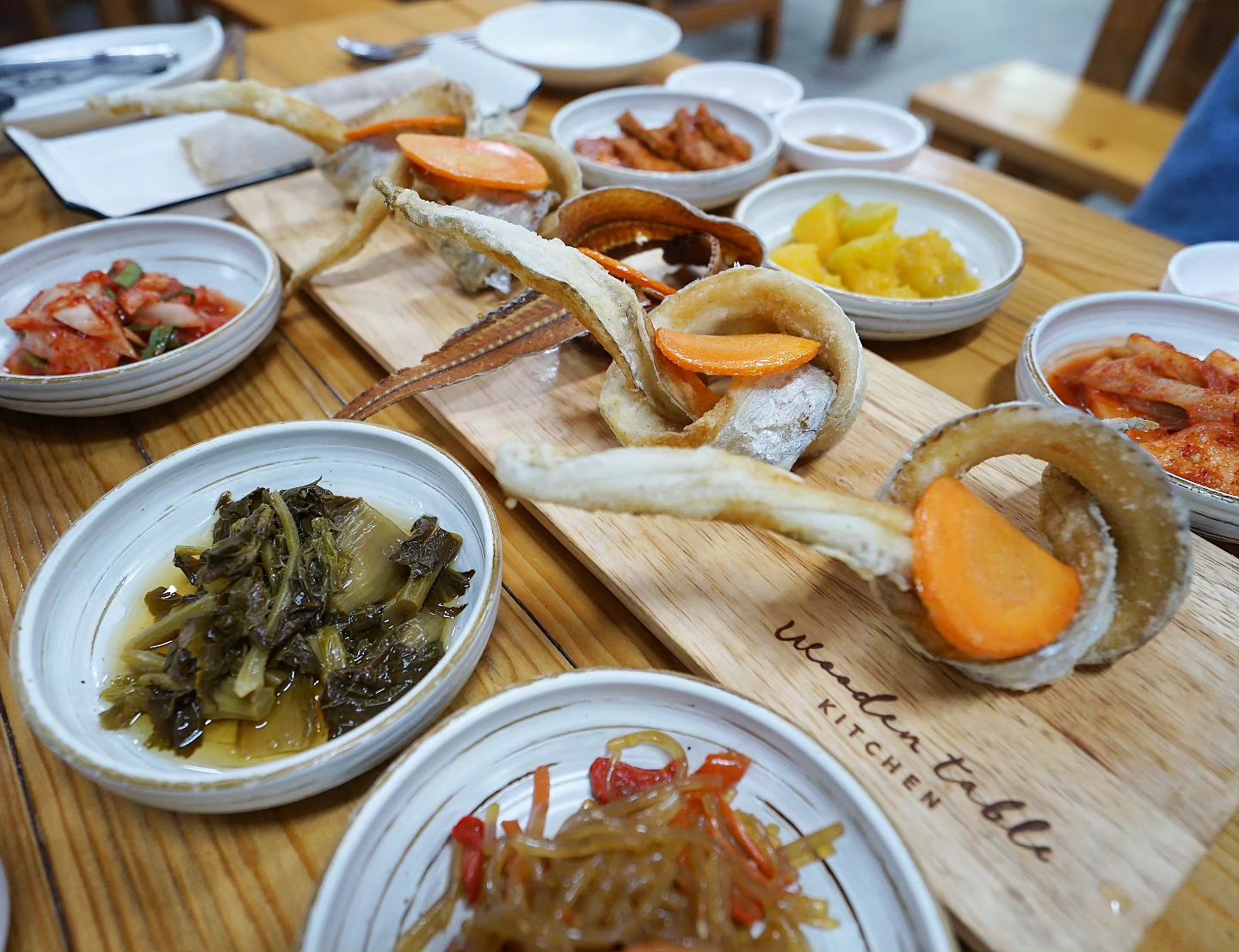 #광고
추운 겨울이라 더욱 생각나는 ...
맛있는 순살갈치튀김!
튀기면 뭐든 맛있다고 하지만..
갈치만한건 없는듯 거기다 .. 흑돼지제육볶음에
빙떡 그리고 보리밥까지
푸짐한 한상~~ 또 생각나는 #삼신할망밥상 
요긴 반찬 하나하나 사장님이 직접 만들어
더욱 맛깔나서 좋고, 나물도 직접 채집하여
만들어져 나와.. 건강식으로도 똬악~
.
성읍민속마을에 위치하고 있어
구경하고 밥먹고 딱~
.
🔺️삼신할망밥상
🔺️제주도 서귀포시 서성일로 180
🔺️ 064-787-4433
.
#제주고등어조림맛집 #제주갈치튀김맛집 #제주현지인맛집 #제주아침식사 #표선맛집 #서귀포맛집 
#서귀포한식 #서귀포맛집추천 #제주여행맛집 
#제주일출랜드맛집 #제주성읍민속마을맛집 #표선현지인맛집 #제주서귀포맛집 
 #일출랜드맛집 #성읍맛집