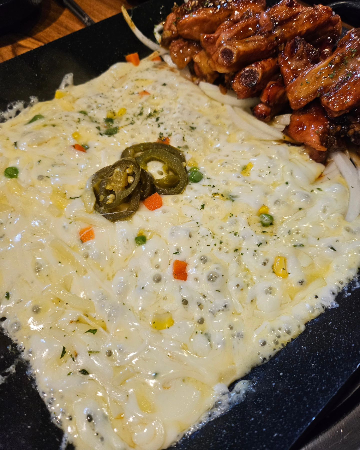 🟣 유퀴즈온더블럭에 나왔던 대전 쪽갈비 맛집 불타는 쪽갈비

#불타는쪽갈비 

불타는 쪽갈비는 유퀴즈에 나왔던 쪽갈비 무한리필 맛집입니다  가게는 평범한 상가건물에 위치해 있고 내부는 넓어서 좋았습니다

저희는 쪽갈비 무한리필로 먹었는데 우선 맛주터 말씀드리면 정말 대박입니다 야들야들한 쪽갈비에 치즈 조합은 사실 절대 맛없을 수 없죠!!

그래도 무한리필이라는 것을 감안했을 때 퀄리티가 상당히 좋았습니다 잡내는 절대로 없고 부드러워서 먹기 좋았고 소스도 상당히 맛있었습니다

불타는 쪽갈비 무한리필 세트에는 칼국수도 함께 나오는데 이게 별미중에 별미입니다 칼칼 시원의 정석이라고 할 수 있는 국물에 쫄깃한 칼국수까지 이건 메뉴로 판매해도 손색없을 정도의 퀄리티였습니다:)

#대전 #대전맛집 #둔산동맛집 #맛스타그램 #맛집소개 #맛집스타그램 #맛집추천 #맛집탐방 #맛집투어 #먹방 #맛집 #먹스타 #맛스타 #먹방스타그램 #먹스타그램 #오늘의맛집 #전국맛집 #찐맛집 #추천맛집 #맛집공유 #맛집여행 #맛집그램 #맛집코스 #먹스타맞팔 #먹팔 #먹팔로우 #존맛 #동네맛집 #맞팔