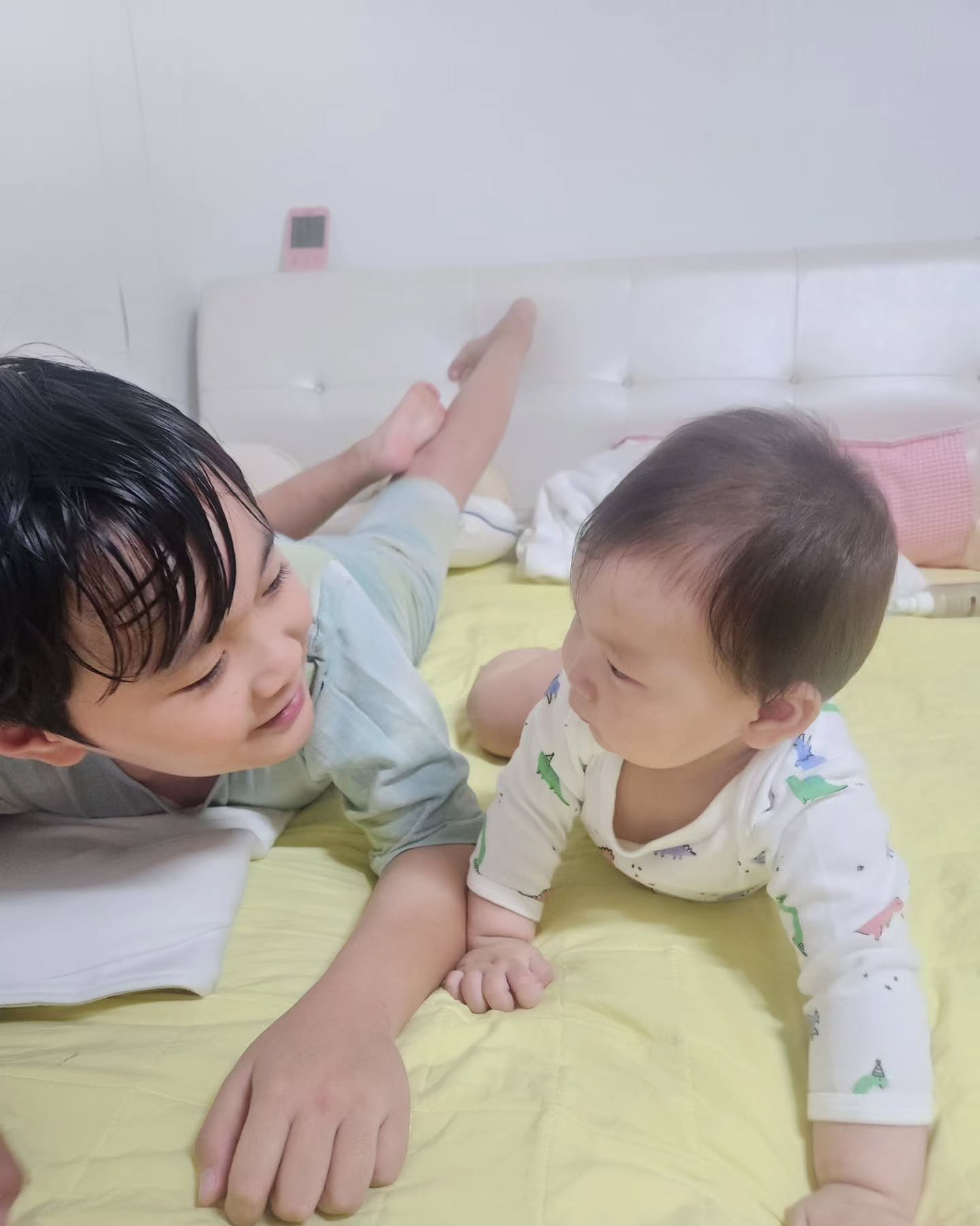 #두남자와데이트 

🙆엄마~ 우리 오랜만에 카페데이트 할까? 

날씨가 좋아서 주엘이도 데리고 나가 셋이서 카페에 다녀왔어요.
주엘이도 두리번 두리번 구경도하고 좋아하더라구요^^ 

오늘의 힐링은 두 아들을 보고 있는데 뭉클하고 행복했어요💕 

🙆엄마 내가 주엘이 씻기는거 도와줄께.
하고 같이 씻겨주고 놀아주고
육아 동지가 되서 곁에 있어주는 이엘이에게 늘 고맙고 감동이되요. 

씻고 나와서 정리하고 왔더니 둘이서 침대에서 뒹굴며 마주보는 모습을 보니 너무 사랑스럽고 내가 이아이들의 엄마라니.... 
모든게 감사한 날이에요🩷

#20241023 #이엘그램 #9살 #주엘그램 
#주엘272일 #아들맘 #아들둘 #늦둥이 #8살차이형제 #형제맘 #사랑둥이