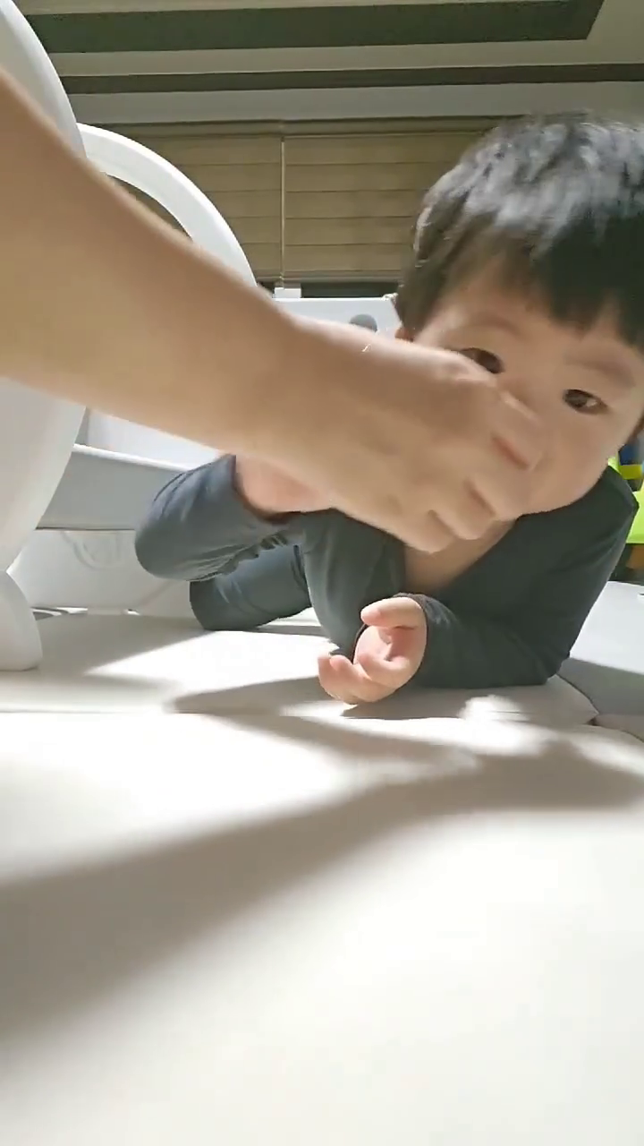 약을 너무 잘먹는 우리효자♡♡
스스로 만족한듯 박수도 치고 👏👏👏
너 너무~~웃긴다 ㅎㅎ 
약도 잘먹는  폭풍 성장중인 아들 칭찬해♡♡
