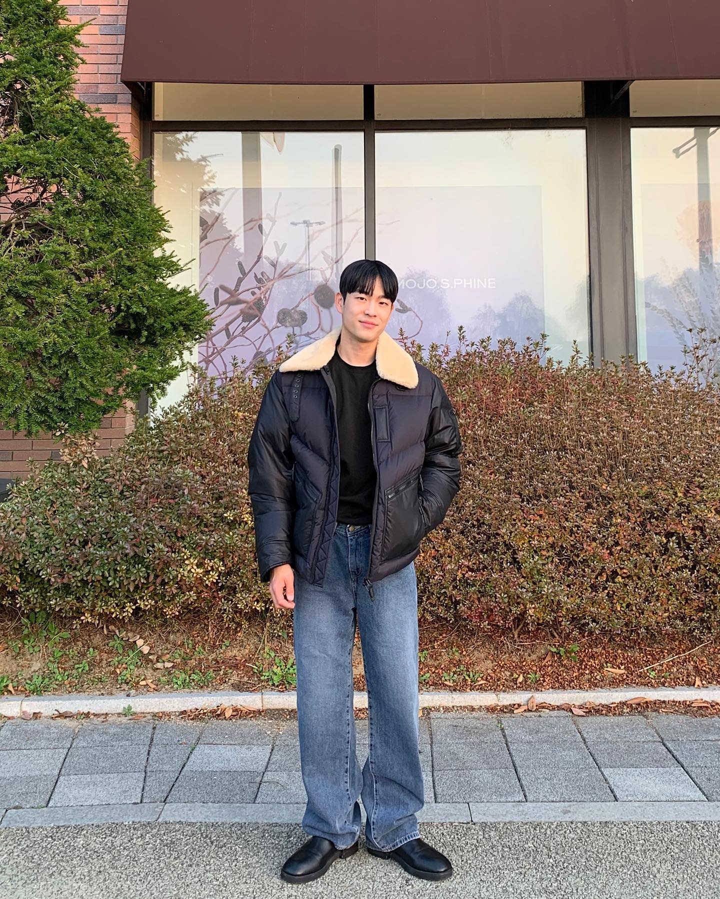 (마지막사진이 제일 마음에 들지만) 
#광고 올겨울 무적템☃️

광고지만 너무 만족스러워 자신있게 추천드리는 제품입니다

시리즈와 이스트로그 콜라보로 디자인은 물론 퀄리티까지 믿고 입을수있어요
구수다운 충전재로 한겨울에도 따뜻하고 가볍기까지 👍🏻
제가 입은 디자인은 코오롱몰 또는 전국백화점에서 구매할수있습니다 

#시리즈 #이스트로그 #시리즈X이스트로그 #구스다운 #남자패딩 #남자점퍼 #남자겨울코디 #남자머리 #남친선물추천