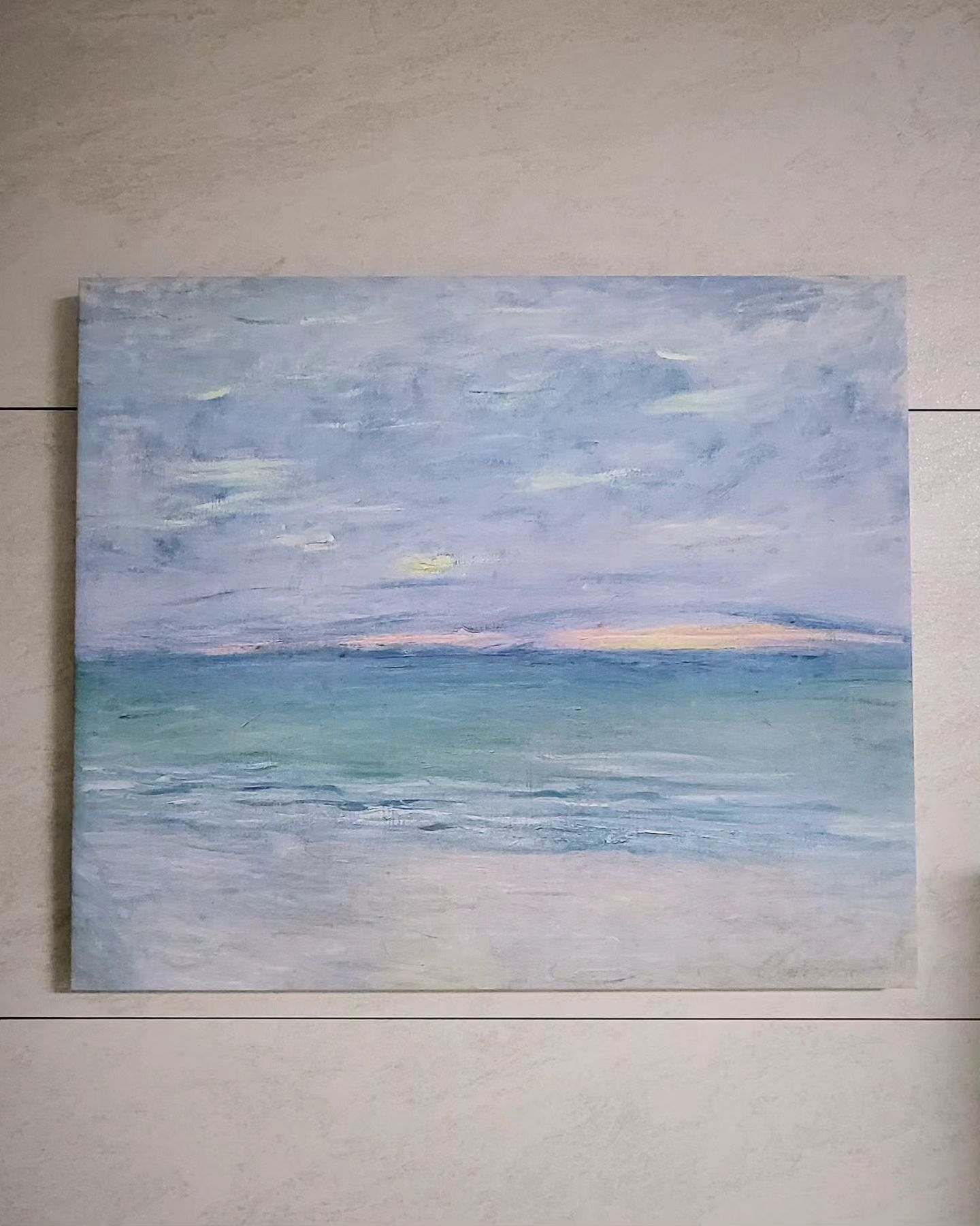 #협찬 #세잔느화실 #모네그림 #인테리어액자
cezannegallery #돈들어오는그림

집안의 인테리어를 위해서 인테리어 액자를 알아
보다가 알게 된 세잔느화실 소개 드립니다!

세잔느화실은 홈데코 고객만족도 그림판매 1위
업체이며  국내산 캔버스용지를 사용하여 국내 
최고사양 지클리프린터를 사용한 아트프린트를 하여 
출력물 발색이 뛰어나고 원작과 같은 색동적인 표현이
가능하며 뒤틀림 없고 견고한 뉴질랜드 미송 나무를 
사용해 판넬 액자를 만들어 생생한 원작의 감동을 
느낄 수 있는 인테리어 액자를 만들고 있습니다!

생동감 넘치는 질감 리터칭을 느끼 실 수 있으며
못질을 하지 않고도 벽에 그림을 걸 수 있도록
꼭꼬핀을 무료로 증정하고 있어 좋았습니다!

제가 선택한 그림은 모네의 바다풍경입니다.
정말 원작의 감동을 느낄 수 있을 정도로 퀄리티가
좋아서 매우 만족스러웠고 합리적인 가격으로 집에 
그림을 걸어둘 수 있어서 너무 좋았습니다.
인테리어 액자를 찾으시는 분들께 강추드려요!

구매링크 공유드립니다.
https://smartstore.naver.com/cezane
.
.
.
#해바라기그림 #고흐그림 #그림액자 
#모던액자 #액자인테리어 #해바라기액자
#예쁜액자명화그림 #액자추천 #거실액자