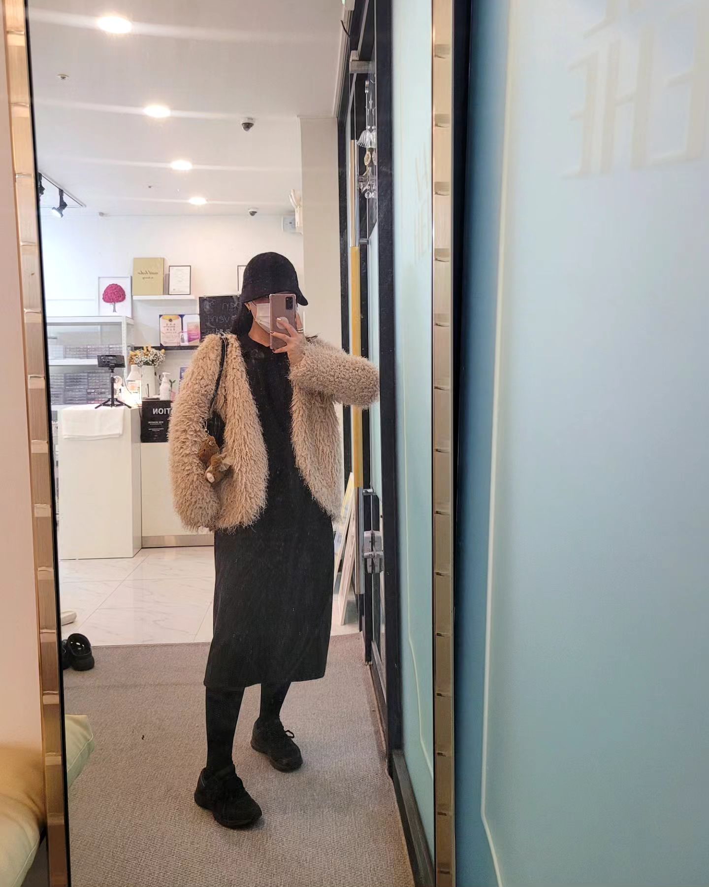 -
오랜만에 관리받고 나왔는데
아직도 엄마가 옷 사주는 딸 어떤데 😎
.
.
.
#뭘어때
#사랑이지
#어디레자입지말랴 
#🤎