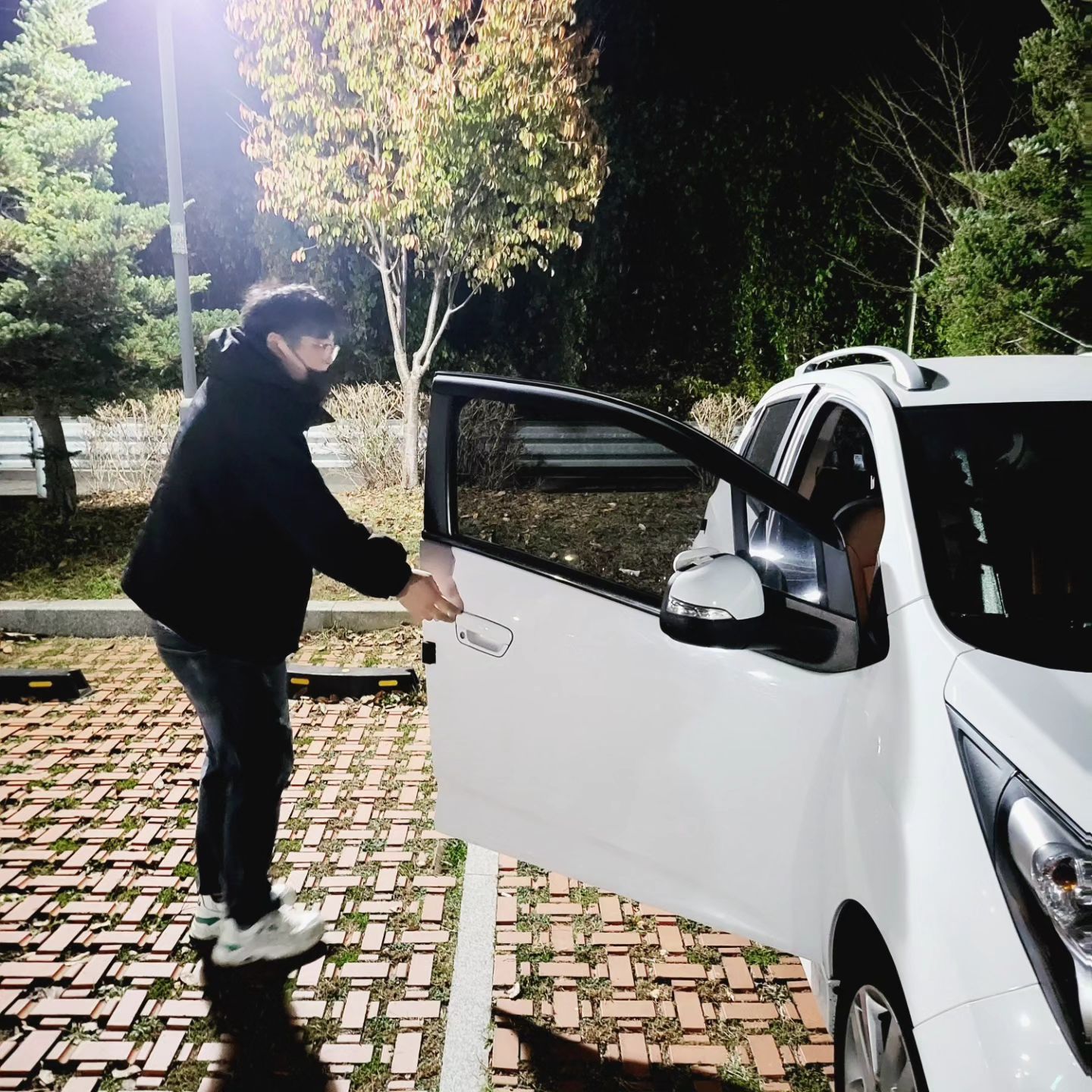 #새벽드라이브 #아라뱃길

내가 정전기가 잘 오는 체질이라
매번 문 열어 주는 이기사 ㅋㅋㅋ🤵🏻🚘

운전에 재미 들려서 매주 주말마다 드라이브 중🌉🌃🚙
자꾸 새차🚗 이야기도 은근슬쩍 꺼냄..

낮에 치즈쿠키 미용가야해서
오늘은 새벽드라이브👩🏻‍❤️‍💋‍👨🏻

겁나 추워서 올해 첫 패딩 개시!
추운김에 뼈해장국까지 완벽!

#데이트 #주말나들이 #새벽데이트
#드라이브 #춥다추워