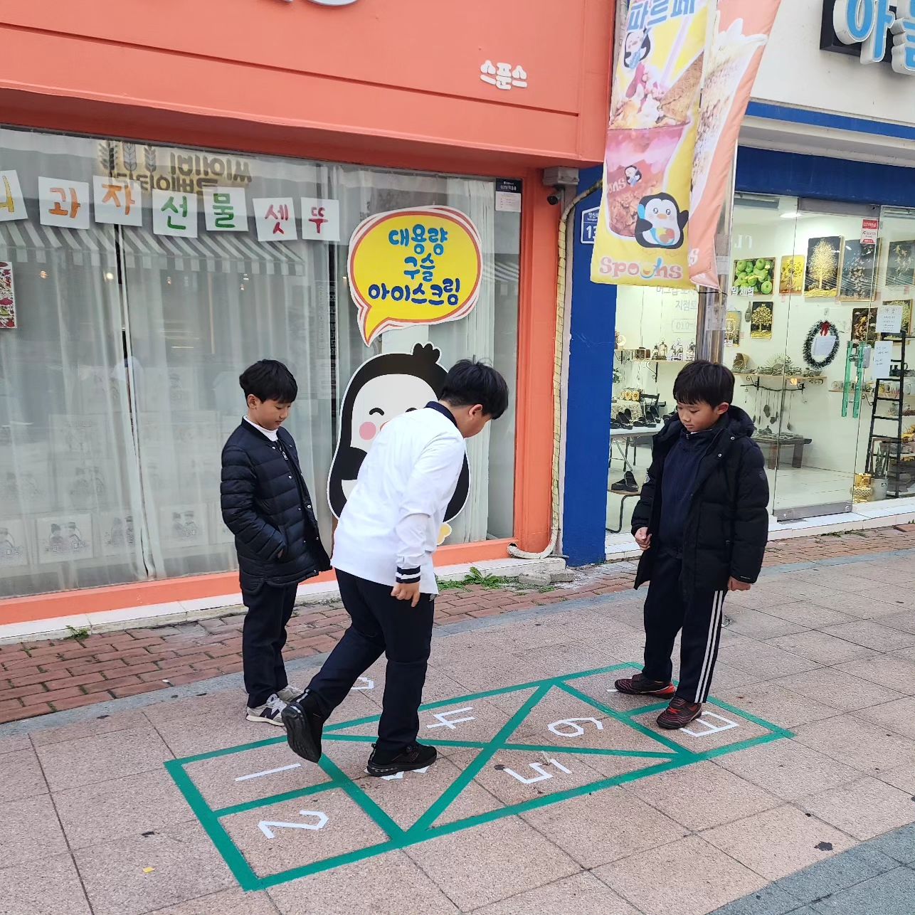학교에서 놀고도
헤어지기 아쉬운 친구들
오늘도 자꾸 늦어지네 
ㅋㅋㅋㅋㅋㅋ
#우정스타그램⭐️