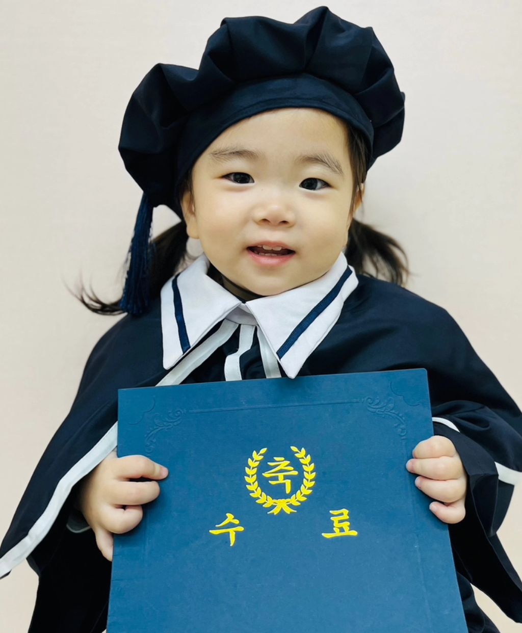 어린이집에서🤍
내새끼 어린이집에서 생일파티도 해보고,
어린이집에서 너무너무 잘노는 보윤이👏
엊그제는 어린이집에서 수료식도 했답니다
사진이 무슨 다 큰애차럼 나왔어요ㅋㅋㅋㅋㅋㅋㅋㅋㅋ
심지어 얼굴은 남자애 같기도하고 겁나 개구쟁이처럼 나왔ㅋㅋㅋㅋㅋㅋㅋ
그래도 엄마빠 언니들 눈이는 이보윤이 촤고얏👍🧡