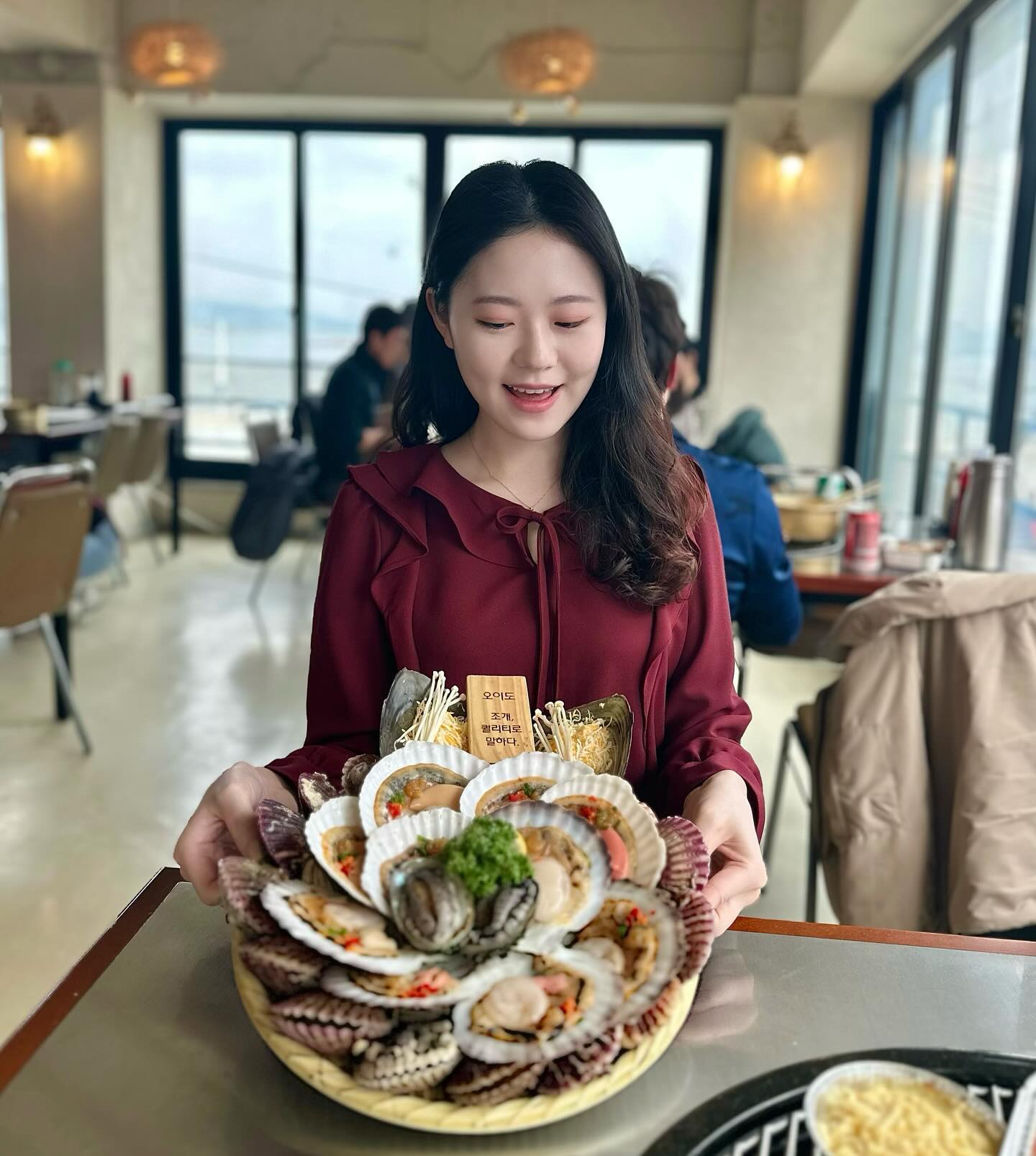 #협찬 오이도에 푸짐한 조개구이집 오이도조개92‼️
깔끔한 인테리어에 전층 오션뷰로 바다를 보면서 조개구이 먹으니 맛도 분위기도 두배>< 
모든 어패류 조개류 A급을 넘어 S등급만 사용하기 때문에 굉장히 싱싱해요!
애견 동반도 가능해용
조개구이도 맛있게 먹고 빨간등대도 보고 넘 즐거웠던 하루😊

#오이도조개92 #오이도 #오이도맛집 #오이도조개구이 #시흥 #조개구이