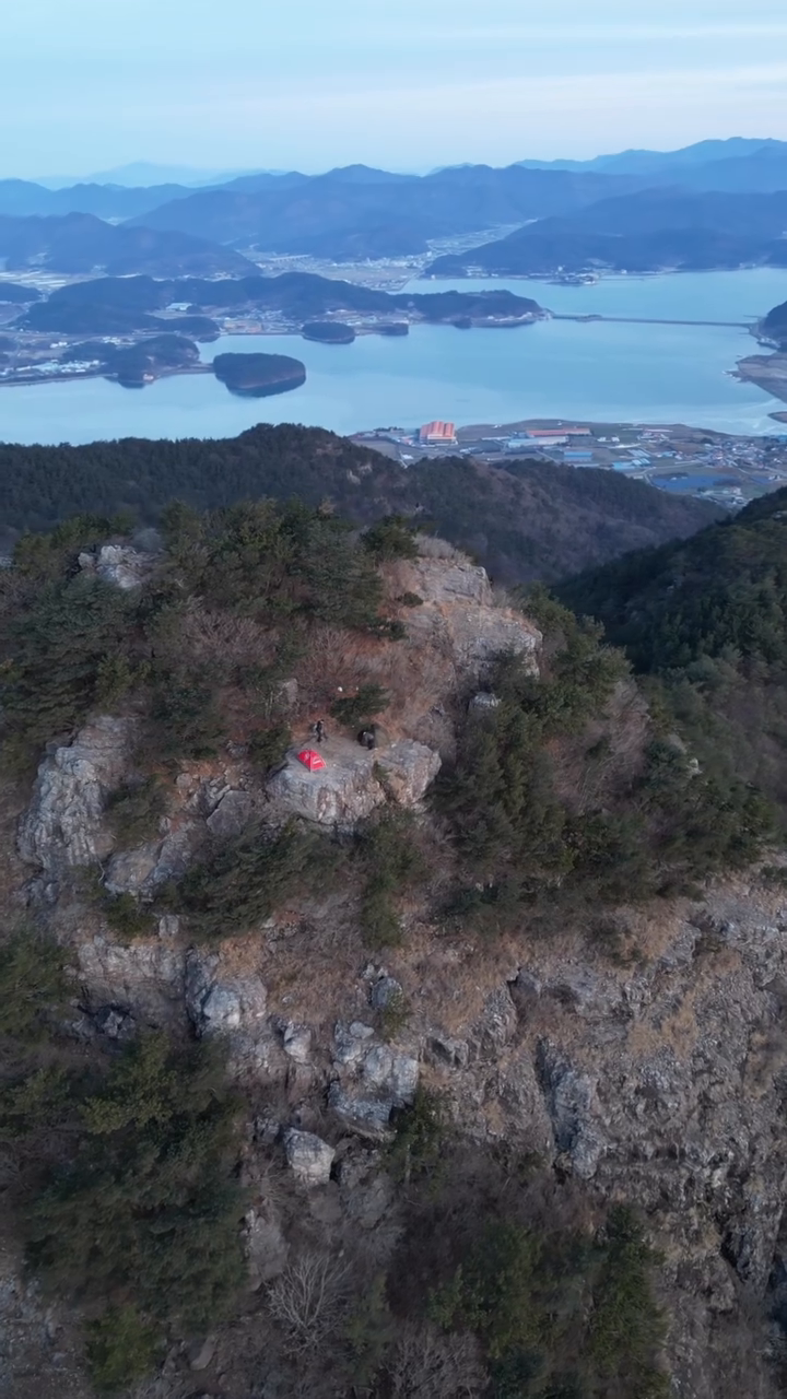 🏕️
야간산행으로 다녀온 백패킹

1년전에 월드컵 응원을 하기위해
다녀온 한반도 바다를 볼수 있는 일출 명소

✔️산행시간 : 20분
✔️바닥 : 5성급 돌침대
✔️위치 : 하단 해시태그 참조
✔️박지까지거리 : 0.6km
✔️임도길 초입주소 : 경남 고성군 거류면 감서2길 155

초입주소에서 차량으로 10분정도 올라가면 임도길 끝에주차가
가능하고 차량은 3~4대 주차가능합니다.

저장해두셨다가 꼭 한번 일출보러가세용👏

꼭 꼭 LNT 실천부탁드려요 🙏🙏

#백패킹 #거북바위 #거류산
#mountain #sunset #일출명소 
#backpacking #outdoor