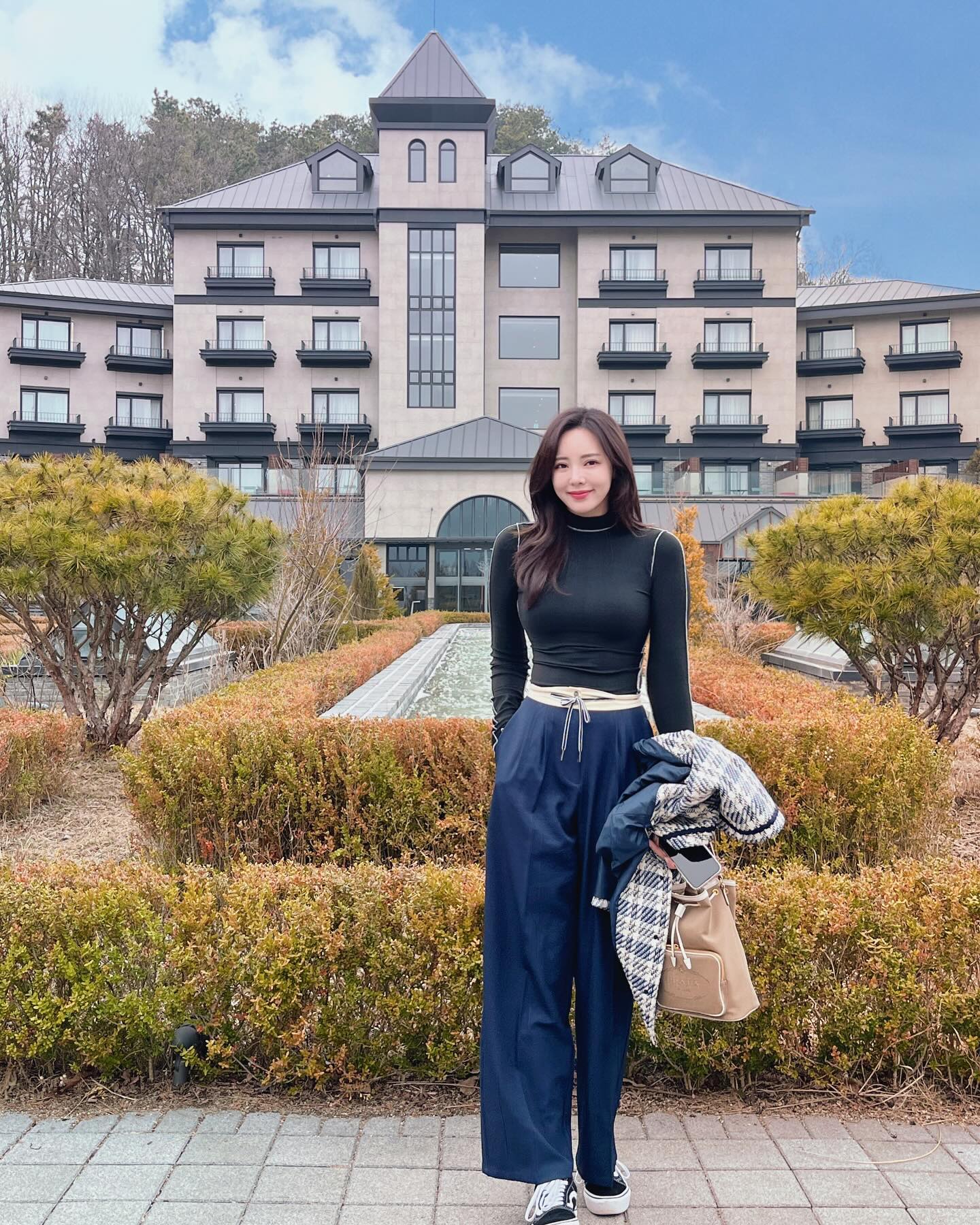 하루 푹 힐링 호캉스🍃 edenparadise_hotel 
드라이브겸 와봤던 티하우스에덴도 길게 즐기고
이번엔 에덴파라다이스 호텔에서 하루 쉬고왔어요
⠀
더글로리 결혼식 촬영지로도 유명해서
주말도 아닌데도 오시는 분들 많더라구요🥰
세상의모든아침에서 먹는 조식도 깔끔하고
바닥은 센스있게 온돌로 따뜻♥️
⠀
근교 여행과 힐링까지 함께 하고싶다면
저장해두고 다녀오시는거 추천✨
⠀
⠀
⠀
⠀
⠀
#에덴파라다이스호텔 #에덴낙원 #호캉스추천 #티하우스에덴#서울근교여행 #이천여행 #더글로리촬영지 #호텔스타그램 #이천가볼만한곳 #이천카페추천 #이천아울렛 #세상의모든아침