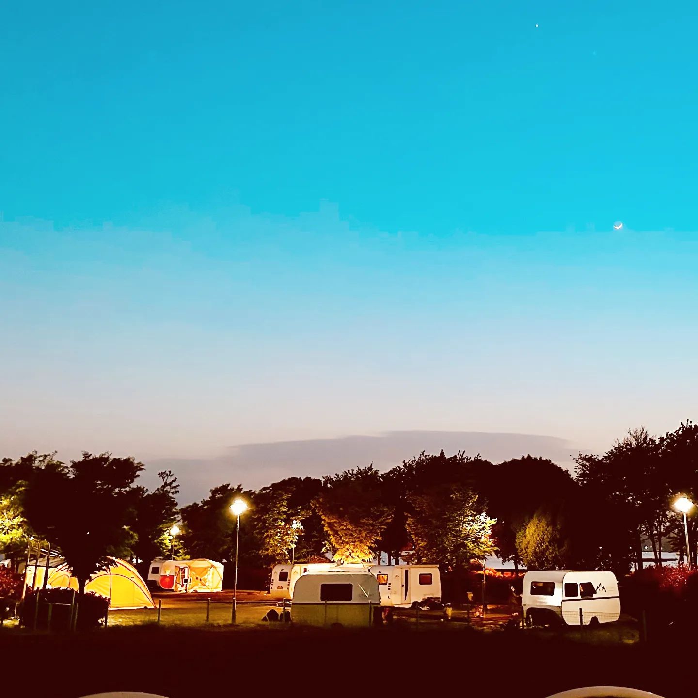 딜라잇 오너님들과 함께한 소모임💛
멀리서 저희 동네까지 와주셔서
캠핑장 대관해 11팀이 찐 행복한 캠핑 즐겼어요🥰🥰
.
딜라잇은 사랑입니다🫶