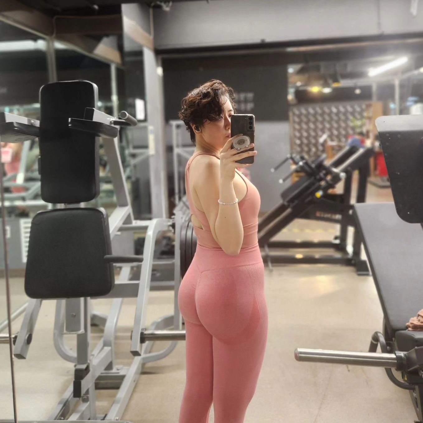 #오운완 #ㅇㅇㅇ
연휴때 많이먹어서 몸이 무거워요.
먹을 땐 행복했는데🤣
다시 운동하면 빠지겠죠!?ㅋㅋㅋ
연휴땐 웹소설 보느라 밤샜어요ㅎㅎ
덕분에 인스타도 잘 안들어왔어요.
피드 쓰는것도 구찮아서 어제는 운동은 했지만 피드는 건너뛰었어요😅😅
그간 밀린 답방은 천천히 할게요!

우나드모나코 핫핑크 바비백 너무 예뻐요😍
핑크핑크한 운동복이랑 너무 잘어울리지 않나요!
일상복은 무채색을 많이 입지만 사실 핑크색 엄청 좋아하거든요.
출근할때도 운동올때도 들고 다니려구요!
은근 많이 들어가서 운동용품 챙겨 다니기 좋아요☺
사실 핑크색이 너무 예뻐서 기분내기 좋아요😆