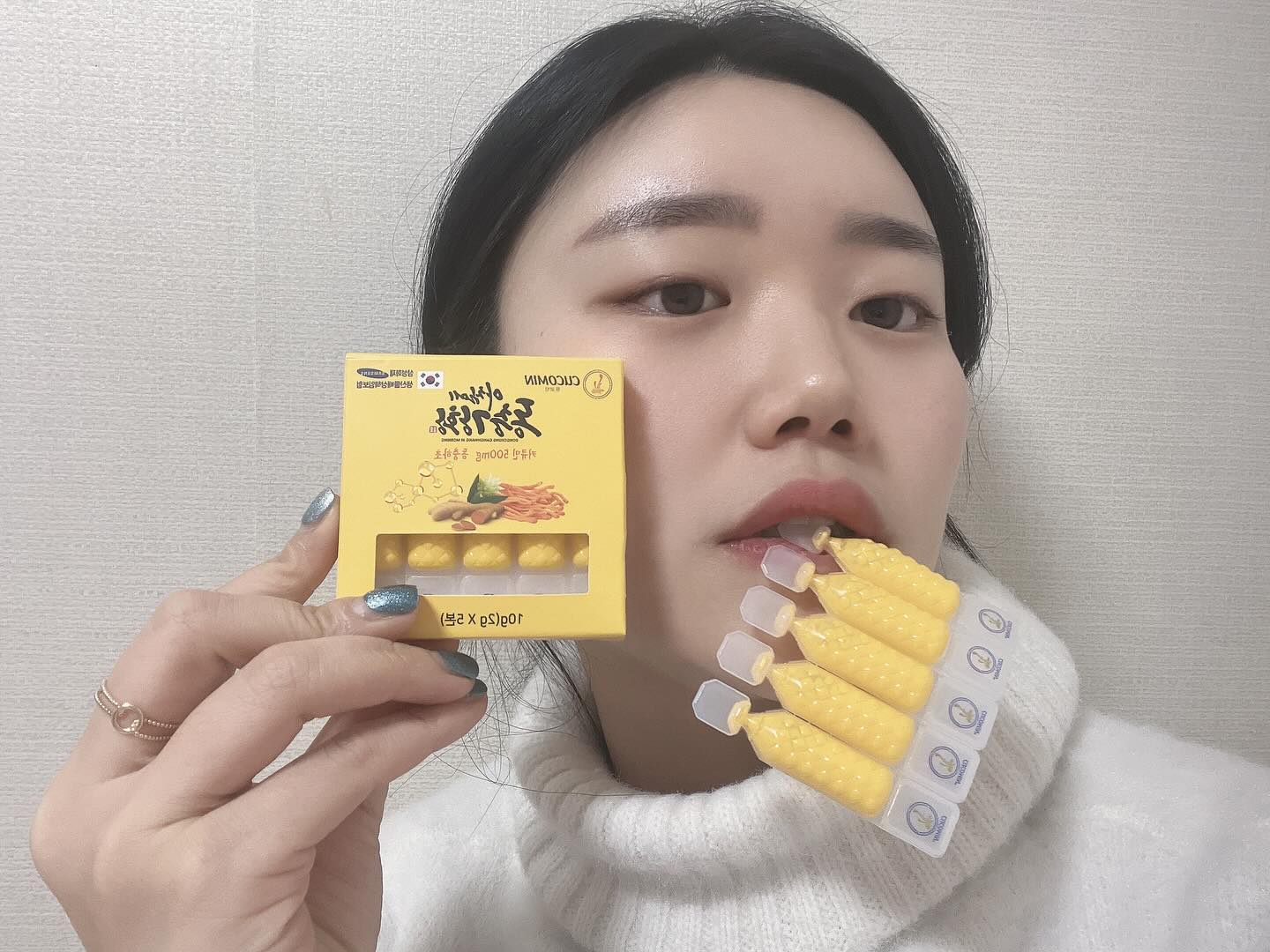 #협찬
안녕하세요:-) 쏘입니다🫚 저를 포함한 직장인들은 건강을 위해서는 영양제를 챙겨 먹죠? 저는 일하면서 수시로 마시면서 건강을 챙기고 있습니다. 바로! [큐코민 아침에 동충강황]입니다. 저는 향이 강한 것들, 예를 들어 한약재 같은 것들을 잘 먹지 못하는데 아침에 동충강황은 쓰지 않고 향이 강하지 않아서 목 넘김이 좋았어요!

🍛 커큐민? 커큐민은 무엇일까요?
커큐민은 강황에서 추출된 폴리페놀입니다. 비슷한 제품을 드시고 있으신 분들 중 전작 효과를 보고 있는지는 잘 모르시는 분들이 있어요. 여기서 문제는 현저히 낮은 커큐민의 체내흡수율 때문이에요.
아침에 동충강황은 커큐민이 가진 항산화 성분을 비롯한 여러 가지 효능들을 느낄 수 있어요. 물에 넣는 순간 용해되는 친수성 시험과 한국의 첨단 나노기술을 이용하여 체내 흡수율을 높였습니다!

💛 이런 분들께 추천합니다
01 온 가족 모두의 건강관리를 하고 싶으신 분
02 면역력이 약해 항상 걱정이신 분
03 활력 강화가 필요하신 분
04 바쁜 일상으로 생활 습관이 불규칙하신 분
05 공부로 스트레스받는 수험생
06 산후 건강회복이 필요한 산모

🧡 아침에 동충강황 TIP!
01. 아침 식사 전에 물과 혼합하여 마신다.
02. 국수, 당면, 쌀국수 드의 음식에 직접 혼합 사용
03. 우유, 과일, 주스, 스무디 등에 혼합 사용
04. 밥 짓기, 고기찜, 생선요리, 케이크 만들기, 닭백숙에 넣어서 사용

💛 아침에 동충강황 사용법
01. 제품 상단의 절취선을 뒤로 젖힌 후 입구를 개봉해 주세요
02. 기호에 따라 생수(냉/온수) 300ML에 희석하여 마시면 됩니다

구매링크 👇
https://limetrade.kr/goods/goods_list.php?cateCd=001002
.
.
#큐코민아침에동충강황 #동충강황 #강황 #강황커큐민 #커큐민 #수용성커큐민 #액상커큐민 #부모님선물 #강황밥 #커큐민함량 #관절건강 #위건강 #위건강식품 #건강선물 #면역강화 #큐코민 #큐코민공식몰 #라임몰 #라임트레이드 #LIMEMALL #LIMETRADE #CUCOMIN #CURCUMIN #DONGCHUNGGANGHWANG