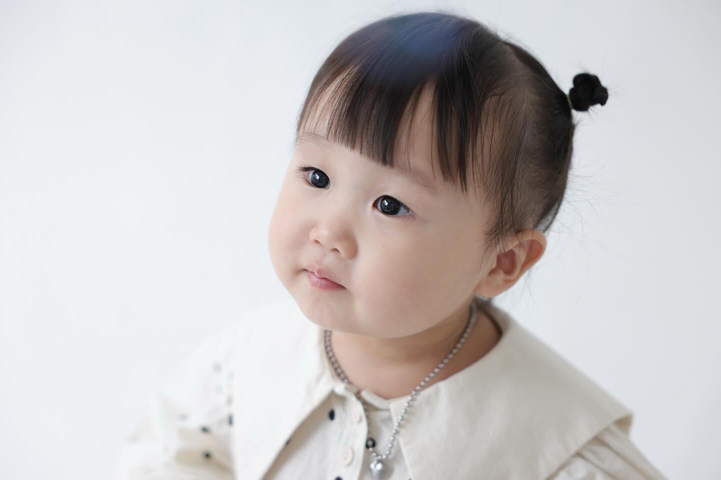 울 공주 500일 사진 🫧🤍
20일 지났지만 엄마가 저지른 앞머리 길이로
조금 더 길러야지 하고 참고 찍은 ,, 
사랑스러워 🍒🍒🍒🍒🍒