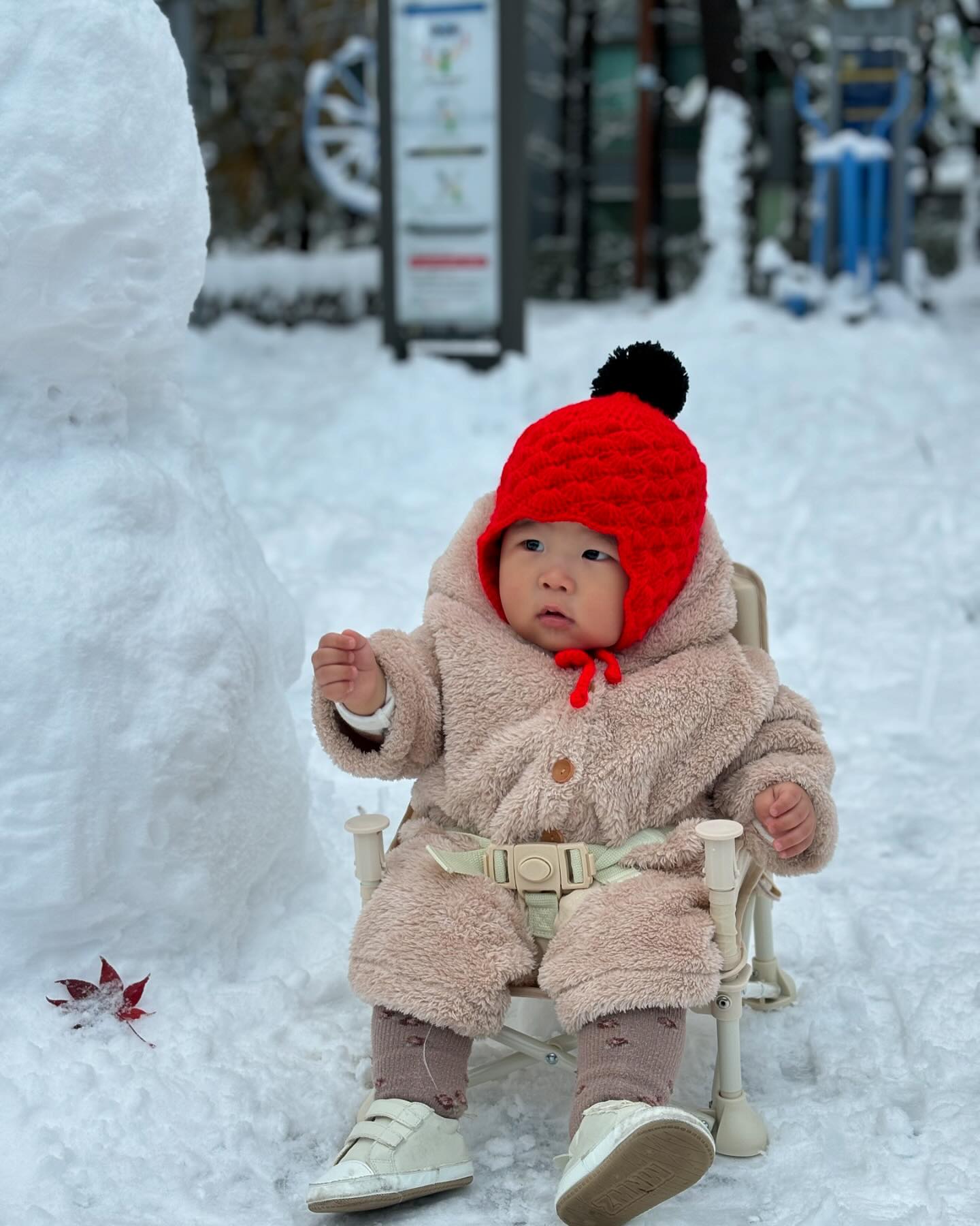 시윤이의 첫 눈❄️ 
어린이집 끝나고 할머니랑 같이 눈구경..
신나고 신기한지 소리지르고 집중 ㅋㅋ
내년엔 우리도 같이 눈사람 만들고 아름다운 눈 구경하자
너의 첫 겨울왕국을 기념.