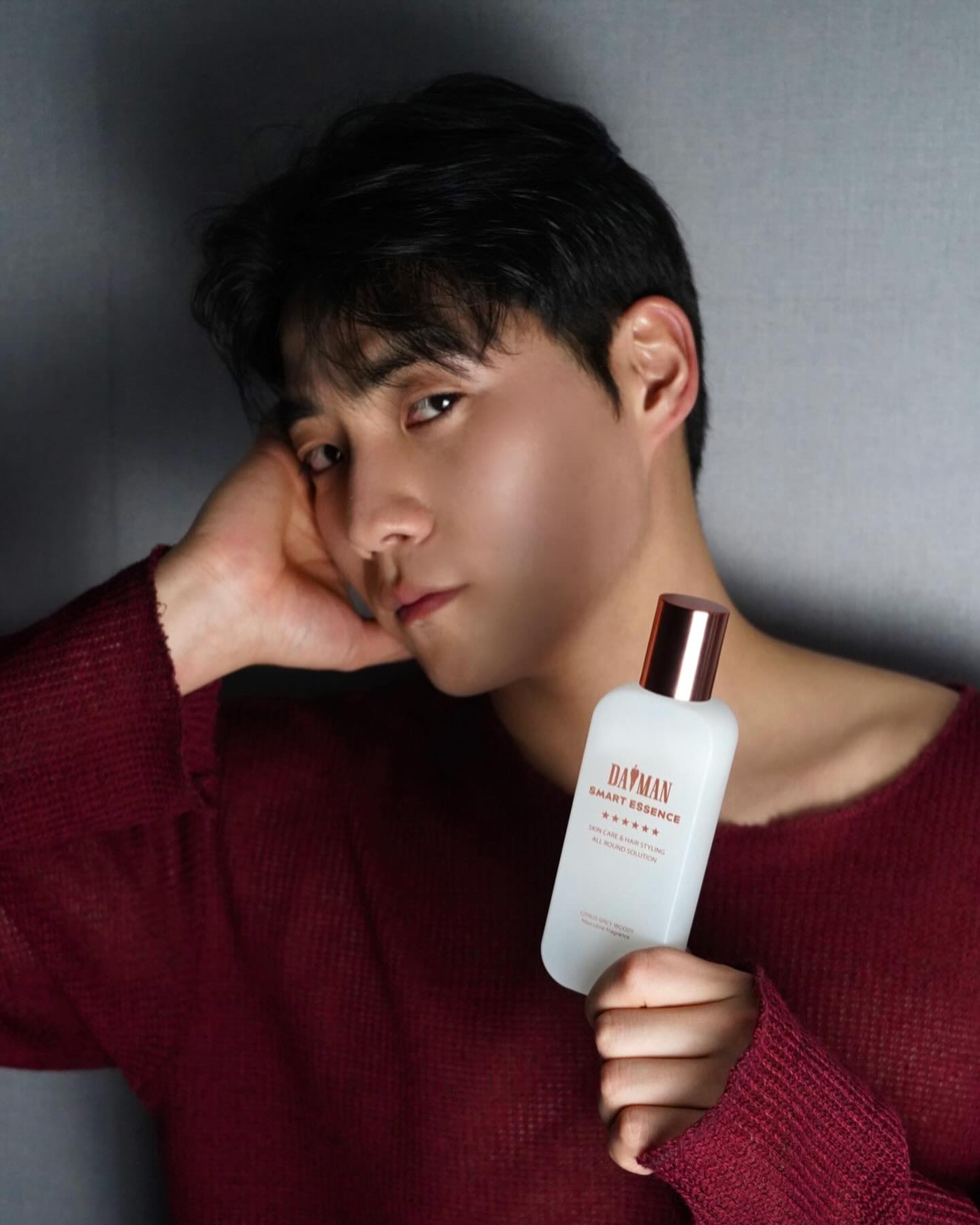 #협찬 포즈 추천 부탁해용🧘‍♀️

다맨 스마트 에센스를 제공 받았습니다♥️

•

•

✔️로션인데 에프터 쉐이브 기능과 헤어 에센스까지 갖춘 로션 보셨나요? 저는 처음봅니다..🫢👍🏻

✔️피부와 두피 임상 무(저)자극 판정까지 받은 제품이라 믿고 사용할 수 있습니다!🙌🏻

✔️호불호 없는 시트러스 스파이시 우디 향이라 부담없이 바르기 좋아요‼️⭐️

 🚨본 포스팅은 다맨을 통해 제품을 제공받아 솔직하게 작성된 리뷰입니다.🚨

-다맨 스마트 에센스는 어플 바잉(bying)에서 공식런칭되며, 제품 출시 기념 40% 할인된 가격으로 구매할 수 있습니다♥️

#다맨 #DAMAN #스마트에센스 #올인원로션 #남성올인원 #남성헤어세팅 #바잉 #DA99어플 #바잉어플 #남자로션 #남자선물 #남자화장품 #피부관리