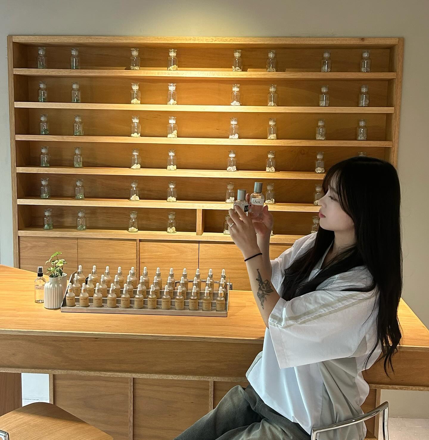 🌱 넘 산뜻한 숲길이 보이는 
라오크 연남점 다녀와따  ଘ(੭*ˊᵕˋ)੭*

36가지 향 중에서 원하는 향을 골라서 시향해보고 
직접 만들수이써요 !!!! 🫧 
공병도 직접 꾸밀수있어서 의미있고
사장님도 넘 귀엽고 착하셔서 재밌게 만들고왔어요 ._.

laoc_wave 
#서울향수공방#홍대향수공방#공방데이트#연남동데이트#연남동핫플#라오크연남#홍대이색데이트#연남동놀거리