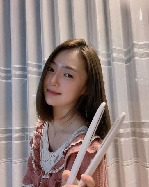 김지영 on Instagram: "#광고 고데기라면 이 정도는 펴줘야죠ㅋㅋㅋ 레가토에서 진행하는 #라면챌린지 에 참여해보았어요~~ 괜히 물광 고데기라고 하는게 아니라구요👍🏻 ✔️눈으로 보이지