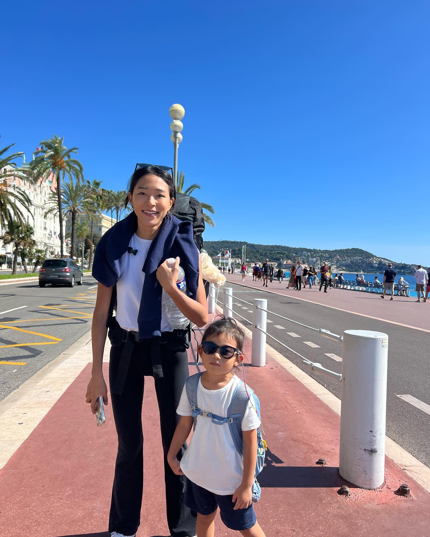 Nice, France

수영복 입고 누워 햇빛을 즐기다가 아무 일 없었다는 듯 다시 위에 옷 쓱 걸쳐 입고 도심 속으로 돌아가는 멋진 곳

신발 속에 모래가 다 들어갈까 봐 바다에 가기 전 걱정이 많은 재이에게 안성맞춤 돌멩이 해변가
가방에서 자꾸 돌이 나온다... 얼마나 주워 온 거니

#프랑스 #니스 #유럽여행 #jayfamvibe #세계여행 #아이랑여행