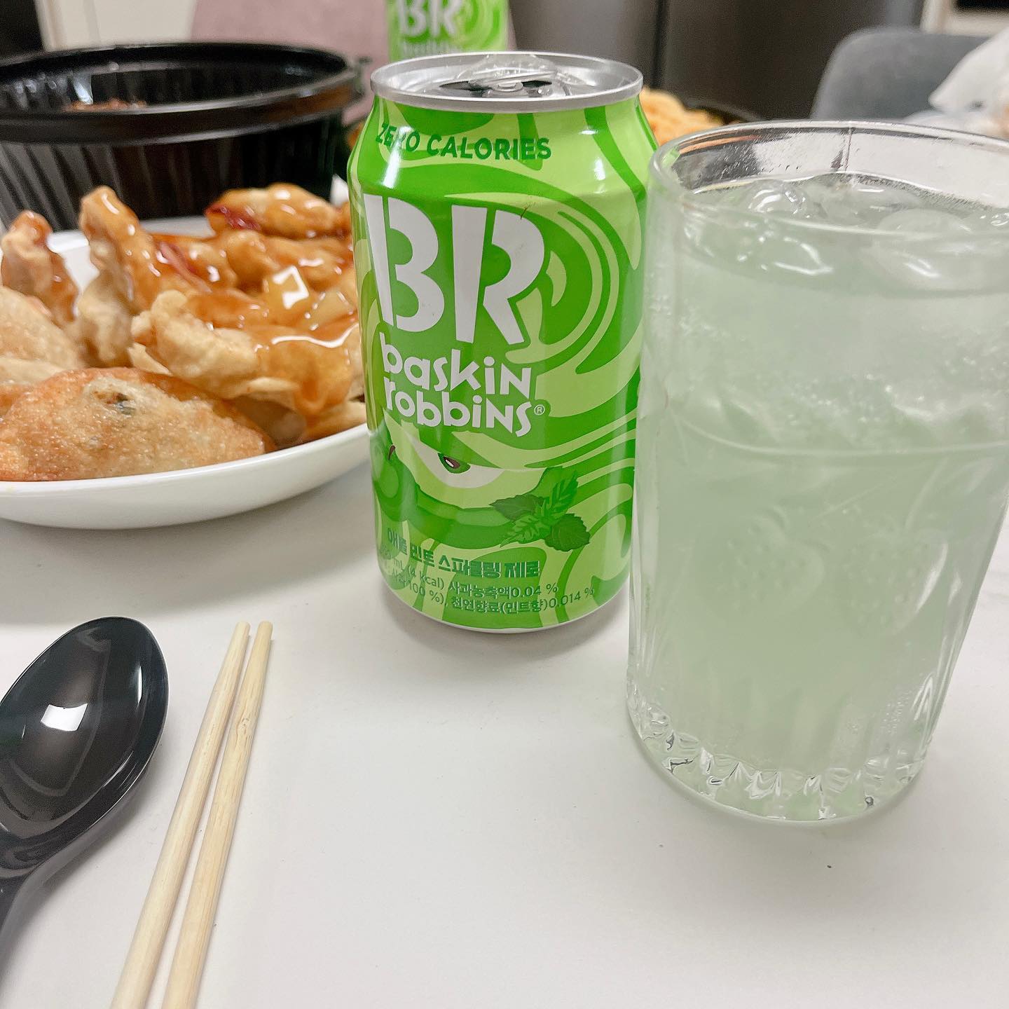 #협찬

베라의 인기 아이스크림 애플민트가 
스파클링 제로로 나왔어요 🥂

집에서 쟁여놓고 마시고 있는
 #애플민트스파클링제로

사과 맛과 어우러진 민트맛 💚

추운 겨울 맛있는 음식과 함께 얼음컵에 배라제로🍸 
마시니 우리집이 #홈카페

제로 칼로리 탄산이라 운동 후 
마시면 시원하게 갈증해소에도 굿👍👍

#베스킨라빈스음료 #베라#스파클링제로#제로음료#홈카페#애플민트#제로칼로리#음료신상