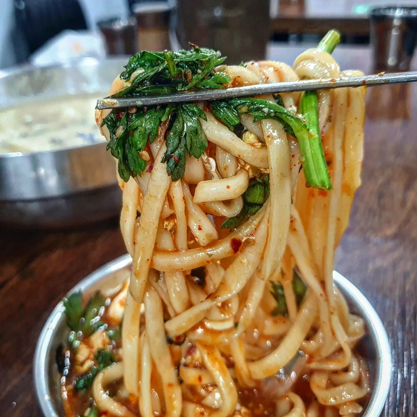 인헌시장 안에 있는 5년된 칼국수 맛집 '고가네칼국수'🥢
이집 칼국수는 진짜 찐입니다!!

시그니처 메뉴 얼큰순두부칼국수와 들깨수제비를 주문했는데, 주문 즉시 자가제면하여
면이 더욱 쫄깃쫄깃했고 국물 맛이 정말 일품이었어요😀

얼큰순두부는 칼칼🌶하면서 구수한 장칼국수 느낌인데 해장에 딱!이에요👍
전날 술도 안마셨는데 완전 해장이다~ 하면서 먹었습니다ㅋㅋ

들깨수제비는 서울에서 1등이라고 자신할 수 있어요💓
 고가네 만의 아주 깊은 멸치육수에 들깨가 잔뜩 들어가서 꾸덕꾸덕하면서 고소한 감칠맛이 중독성 있습니다😆

야식이, 상해기 등 유명 유튜버도 다녀간 인증된 맛집이니
인헌시장 갈때 꼭 들려보시길 추천드립니다!

📍봉천동 1637-5
📍매일 11:00 - 20:00 19:30 라스트오더 월휴무 
📍0507-1373-8659

#인헌시장맛집 #고가네칼국수 #얼큰순두부칼국수 #들깨수제비 #봉천동맛집 #봉천맛집 #먹스타그램🍴 #먹스타그랩촵촵 #시장맛집