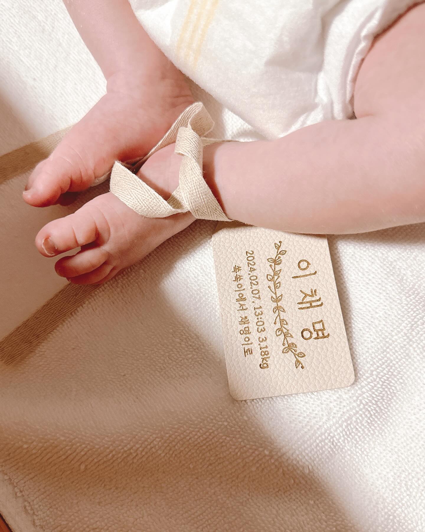 🤍
2024.02.07.(수) 13:03 3.18kg

오빠와 둘이서 함께하는 즐거움만 알고 있었는 데
쏙쏙이의 탄생으로 새로운 행복과 즐거움으로 
가득찬 우리집 👨‍👩‍👦

쏙쏙아 우리한테 와줘서 고마웡 👼