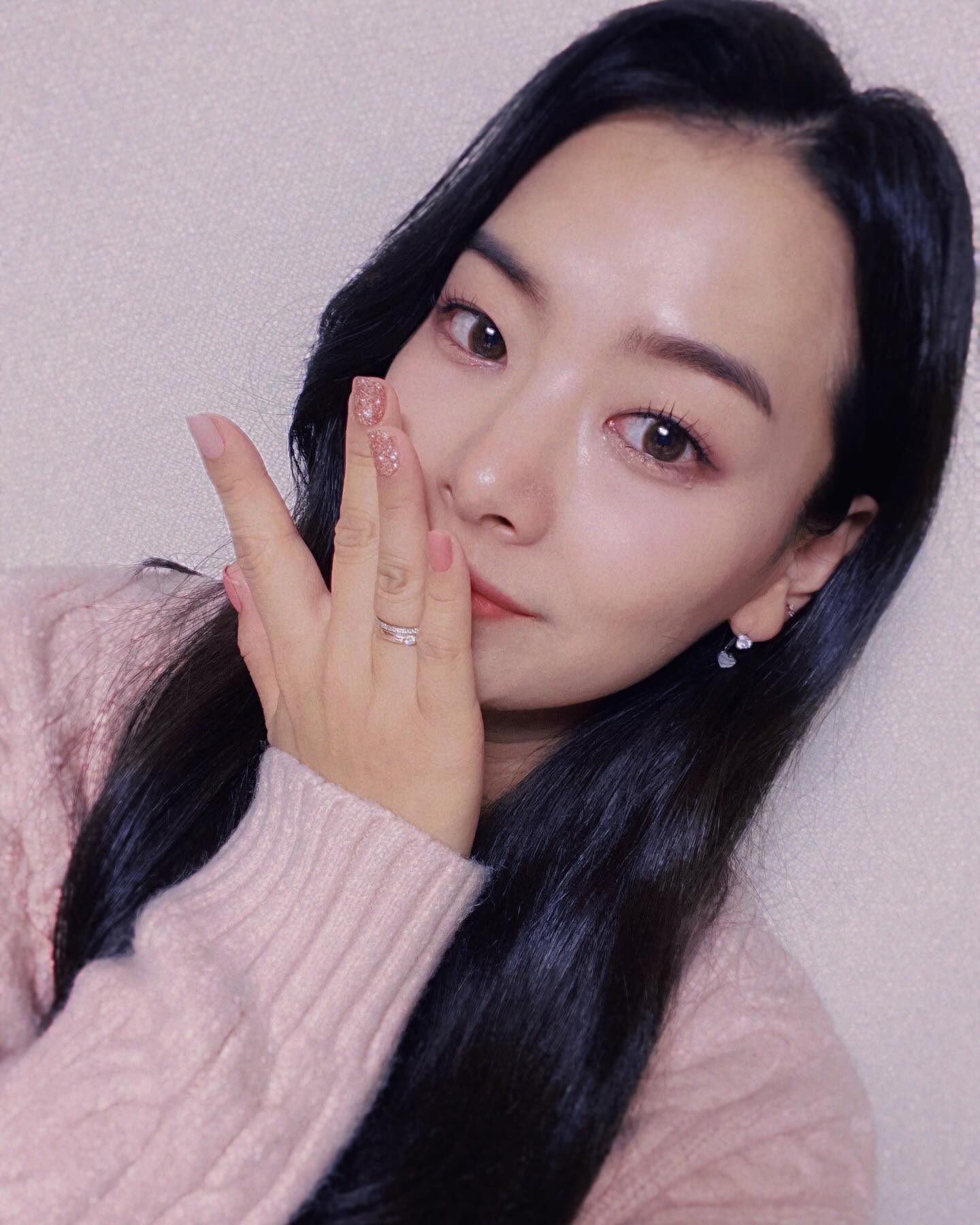 오늘 #메이크업 
넘 맘에들어 피드박제 🤍
대체로 메컵쌤 손에 맡기는 편인데
아주 맘에 들게 찰떡같이 해주셨넹 😊
역시 겨쿨이 맞나봐… 
핑크메컵이 훨씬 잘 받는다 💕

#오늘의메이크업 #핑크메이크업 #쇼호스트메이크업 #네이버쇼핑라이브 #쇼호스트섭외 #뷰티스타그램 #미유메이크업강남점 #팀미유아티스트 #daily #today #makeup #beauty