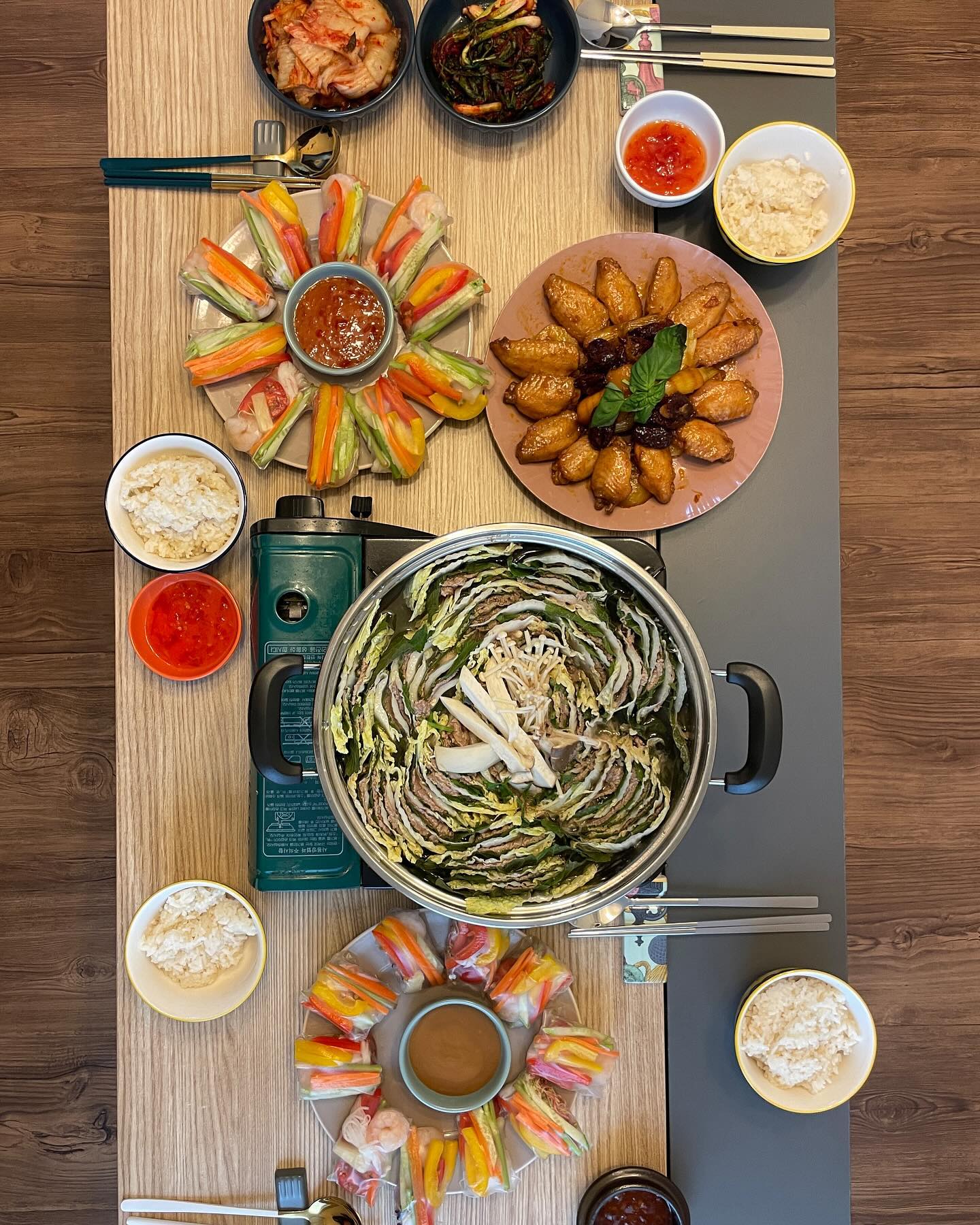 성공적인 집들이🔥
진짜 엄청낫다 전부 다 준비하느라 힘들었지만
그래두 넘 뿌듯하구 생각보다 나 요리 잘하네🫶🏻
minho_910 자기도 고생많았어요❤️❤️❤️❤️❤️

밀푀유나베/월남쌈/고추장닭날개쪼림 근데이제바질을곁들인ㅋ