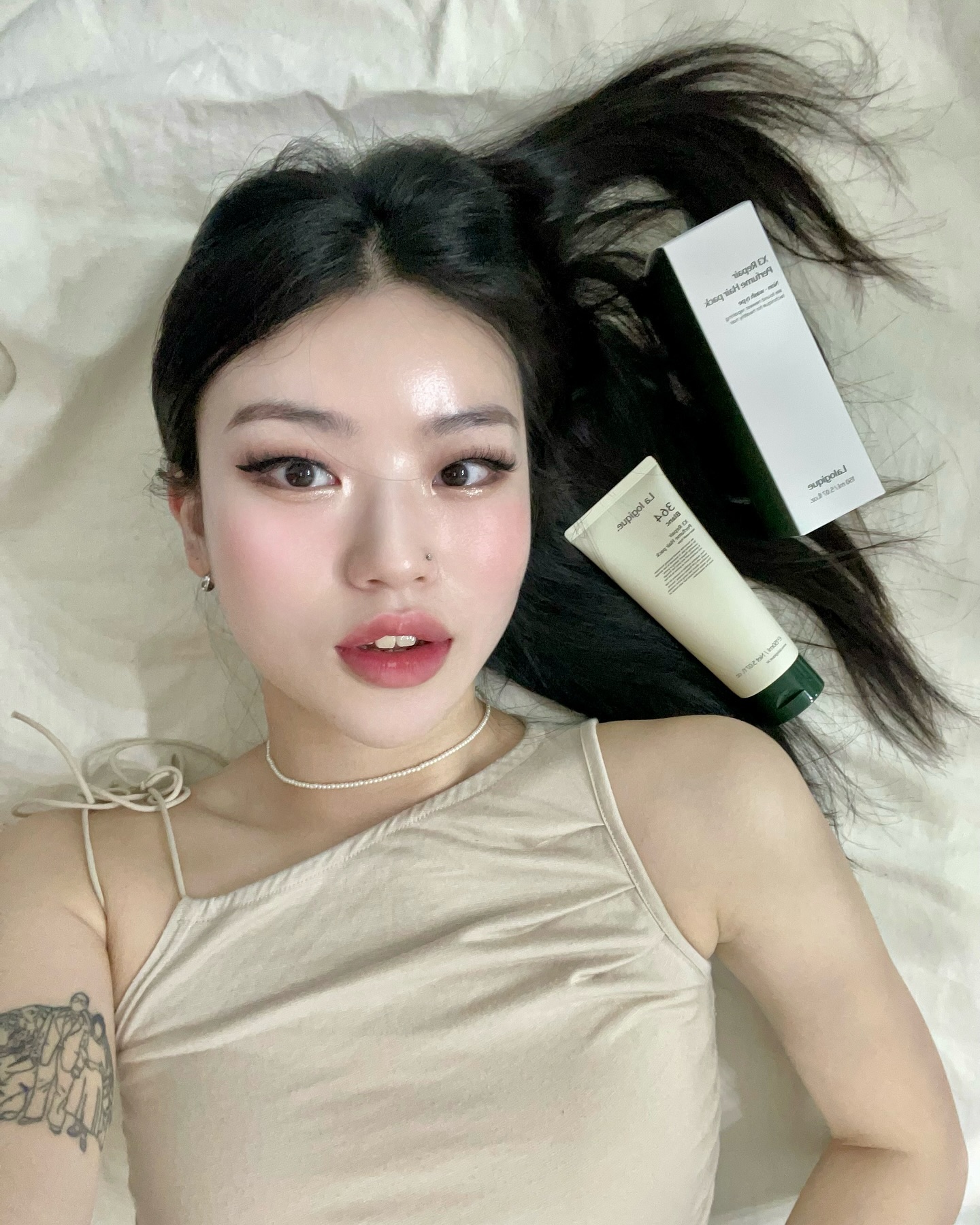 아는 사람들은 다 아는 나의 머릿결•• #제품제공 
더위와 습함으로 매직을해도 다시 살아나는 곱슬이 때문에 늘 머리 묶고 다니는 요즘 🥲 영양 듬뿍 노워시 헤어에센스로 자신감을 다시 되찾았답니다🤭
사람만의 분위기,고급스러움은 머릿결에서 나온다는 사-실 그만큼 예전보다 머릿결을 관리하는 사람들이 많이 늘어난 것 같아요 ! 깊이있고 보송한 부드러운 비누향인 라로지크의 블랑 헤어팩 🌿 따로 향수가 필요없을 정도로 향 지속력은 물론 부드럽게 마무리해줘 요즘 저의 애!착!템! 라로지크로 열심히 관리해서 찰랑한 머릿결 만들어보겠어요💚
