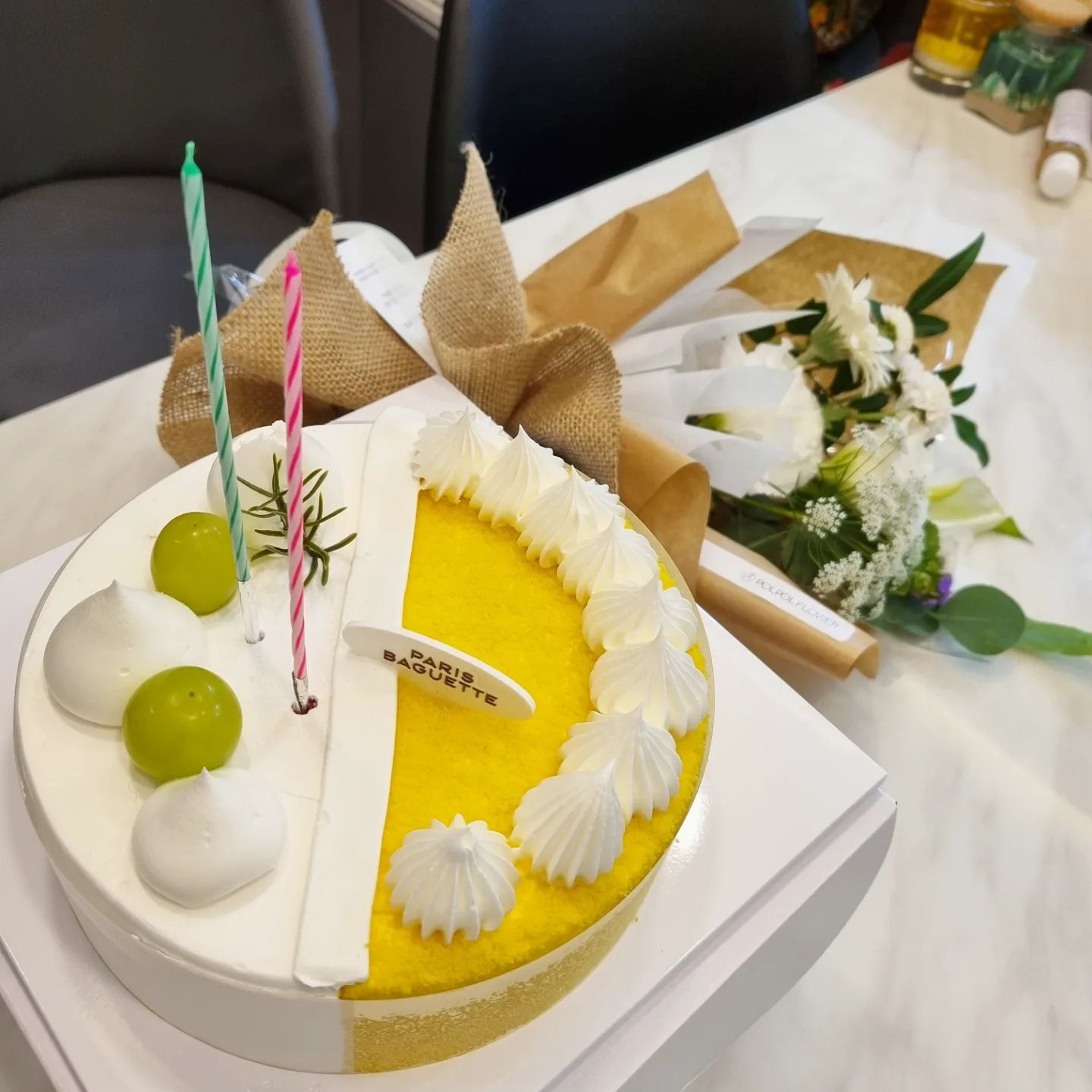 🏷11.09
44번째 오빠 생일 🎂 
주말에 시댁식구 모여 다같이 외식하고 생파
잘 못챙겨줘서 미안해용 😘
.
.
🏷11.11
11주년 결혼기념일 🥳 
애가 어려서 어디 놀러는 다음에
조촐하게 우리끼리~
애보다가 사진찍는다고 티 갈아고 립바르고 ㅋ
그래도 행복~ 나 꽃 좋아했었네 💐 
.
.
.
#결혼기념일 #신랑생일