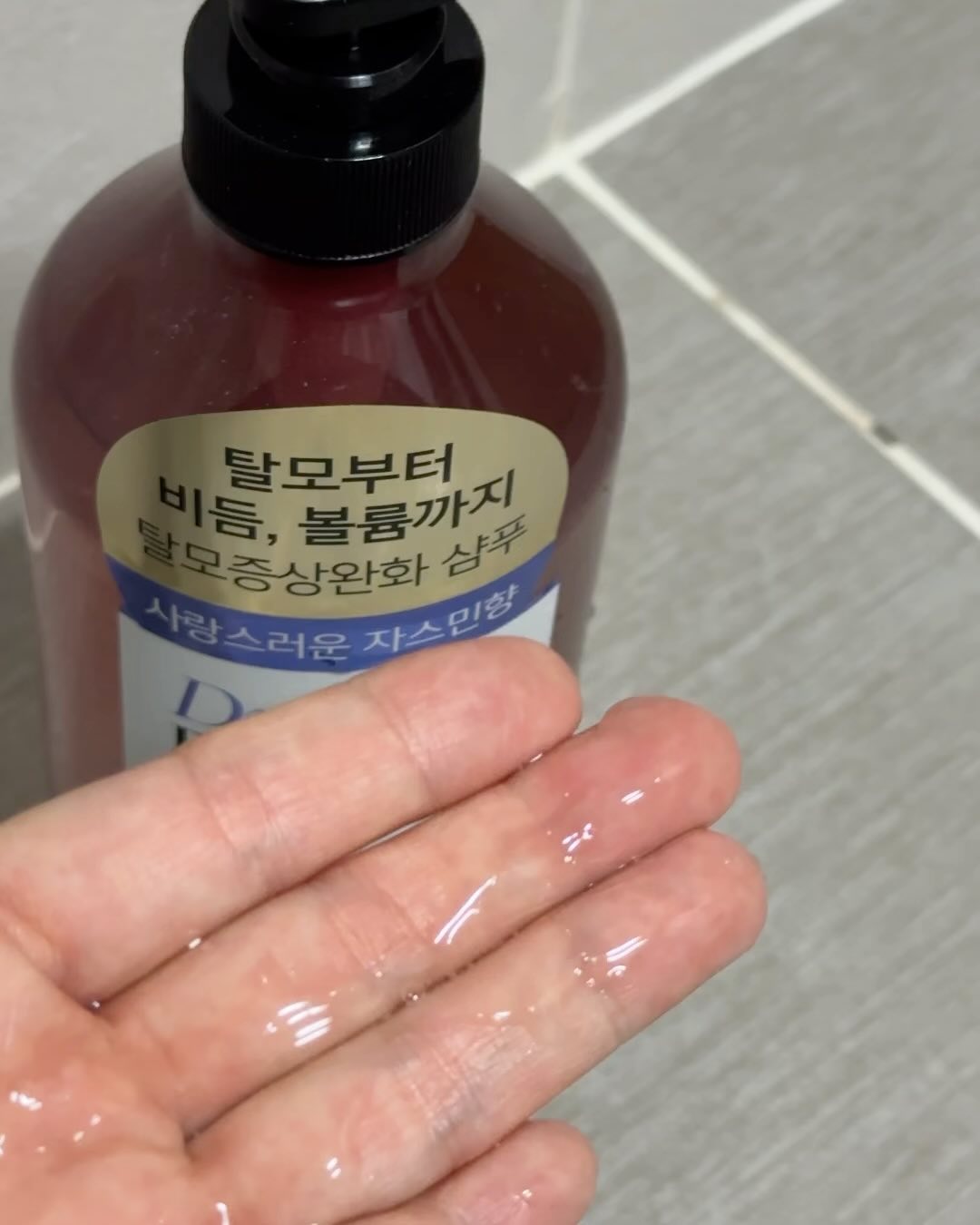 #AKLOVER제품지원
​
탈모케어는 기본이고 두피 환경 개선부터 모발 영양케어까지
닥터루티어 맥주효모 탈모증상완화 샴푸로 한번에 케어하자
​
맥주효모 추출물로 두피 환경부터 튼튼하게!
식약처 보고 완료된 기능성 성분 3종 함유하여 탈모증상완화에 도움
비듬이 고민인 두피를 깨끗하게!
모발을 건강하게 해주는 성분으로 영양 공급
부드럽고 순한 저자극 세정
은은하게 퍼지는 잔향
​
#닥터루티어 #맥주효모샴푸 #탈모샴푸 #두피샴푸 #탈모증상완화샴푸 #비듬샴푸추천​