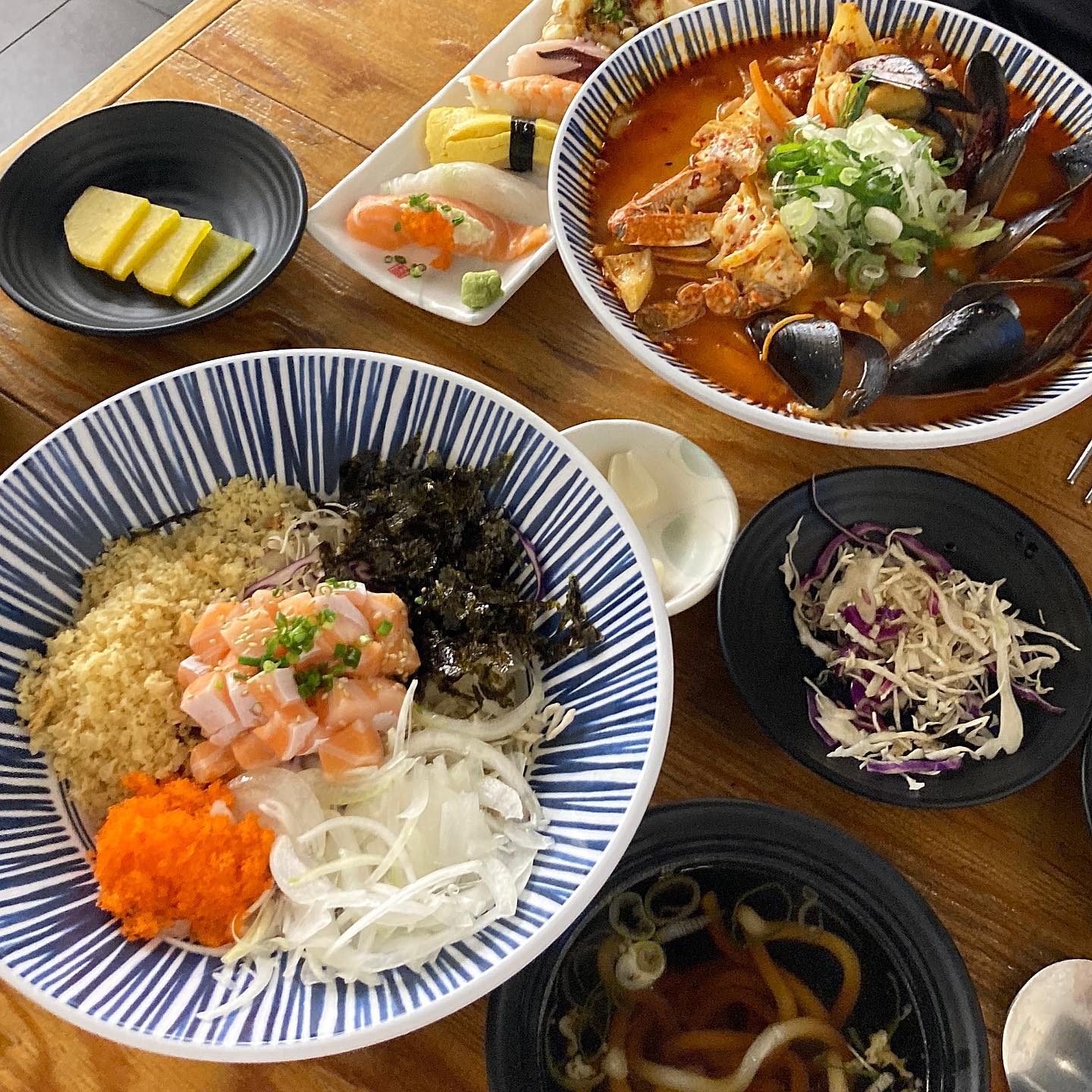 ✨강동구 스시와 짬뽕이 맛있는 곳 스시쿡

오늘은 스시쿡에서 맛저하고 왔어요💟

들어가서 고급스러운 분위기가 마음에 딱 들었던✨
매장이 대화하기도 좋고 전반적으로 분위기가 좋았어요👍

저희 픽은 짬뽕 정식과 연어회덮밥 !-!
연어회덮밥의 연어가 신선하고 부드러워 살살 녹더라구요☺️
짬뽕세트의 짬뽕과 초밥은 신선한 조합이었는데 잘 어울리더라구요🫧
해산물이 풍부하고 국물이 맛있었습니다
초밥 맛집답게 초밥도 훌륭했구요❣️

🧡위치
서울 강동구 천호대로 1092 109호

🧡전화번호
0507-1343-7069

#협찬 #강동구스시 #강동구일식집 #강동구스시맛집 #강동구맛집 #강동구회덮밥 #강동구짬뽕