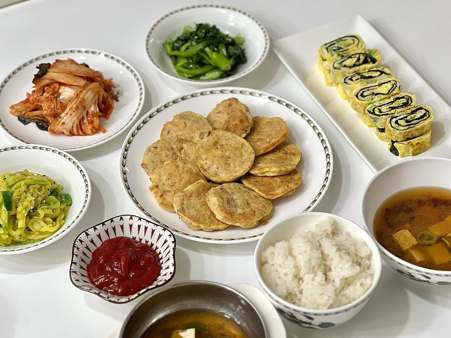 .
단출한 오늘 아침밥상🙃

•백미밥 
•두부미소장국
•참치전
•김계란말이
•둥근호박채볶음
•청경채나물
•배추겉절이

#주윤이네식탁