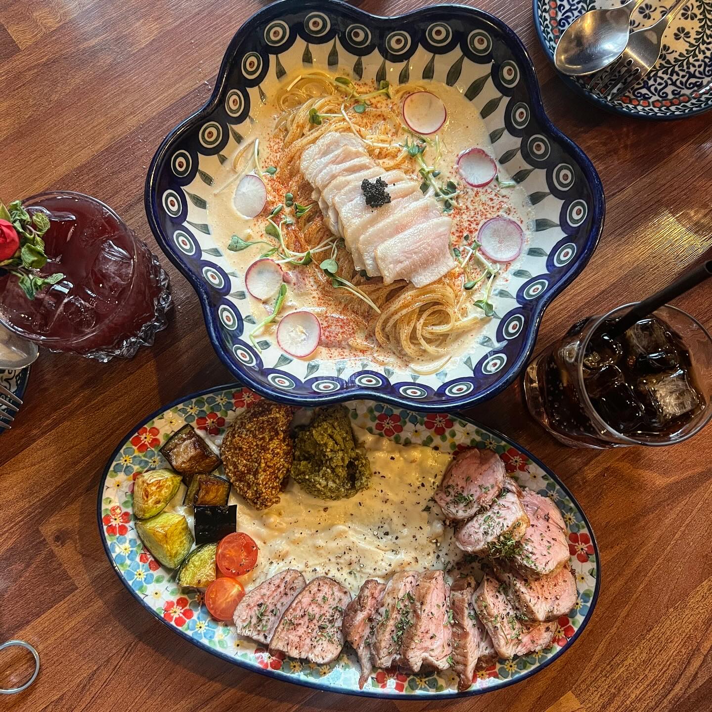📍서울 연남동 - 연남취향 🍴
✔️수비드 포크 스테이트 🍖
✔️항정 매콤 크림파스타 
✔️꽃 샹그리아 🌹, 콜라

음식이 빛의 속도로 나왔던 ‘연남취향’
연남동의 아기자기한 곳이 많이서 식당들보면 내부가
궁금해지곤 했죠 ! 예약은 안했지만, 주말이라 
테이블이 대부분은 만석이라 예약하면 좋을 듯해요
포크 스테이크는 수비드해서 그런지 잡내도 없고
부드러웠어요, 함께 나오는 매쉬드포테이토와
홀그레인 머스타드, 바질페스토를 곁들여먹으니 맛도리 🫢
바질페스토 빠라서 엄청 많이 찍어먹었는데 소스 넉넉
크림파스타는 괜찮네 ~ 요정도 ㅎㅎ 데이트 하기 좋은
엔틱한 분위기의 맛집이었어요 😀