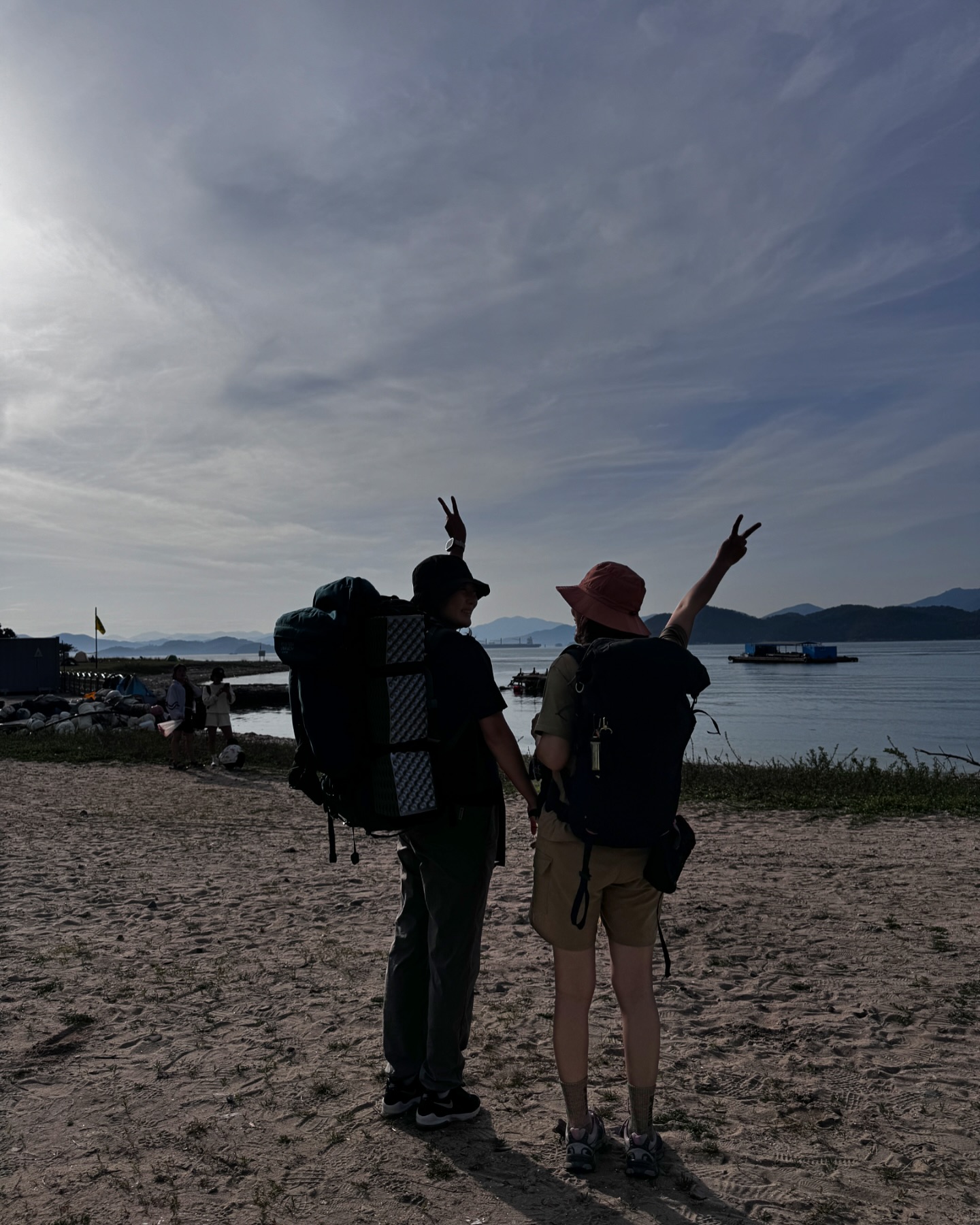 #어버이날 
다시 날아간 부산. 엄마의 첫 캠핑 맛보기🏕️ 내 작는 배낭 하나 등에 메어주고 배타고 간 바다 배경 사슴이 살고 있는 소쿠리섬. 가족들이랑 맛난 식사. 일주일 푹 쉬고 다시 제주로✈️

#소쿠리섬 #캠핑
#엄마가너무좋아했다
#엄빠건강해요🫶🏽