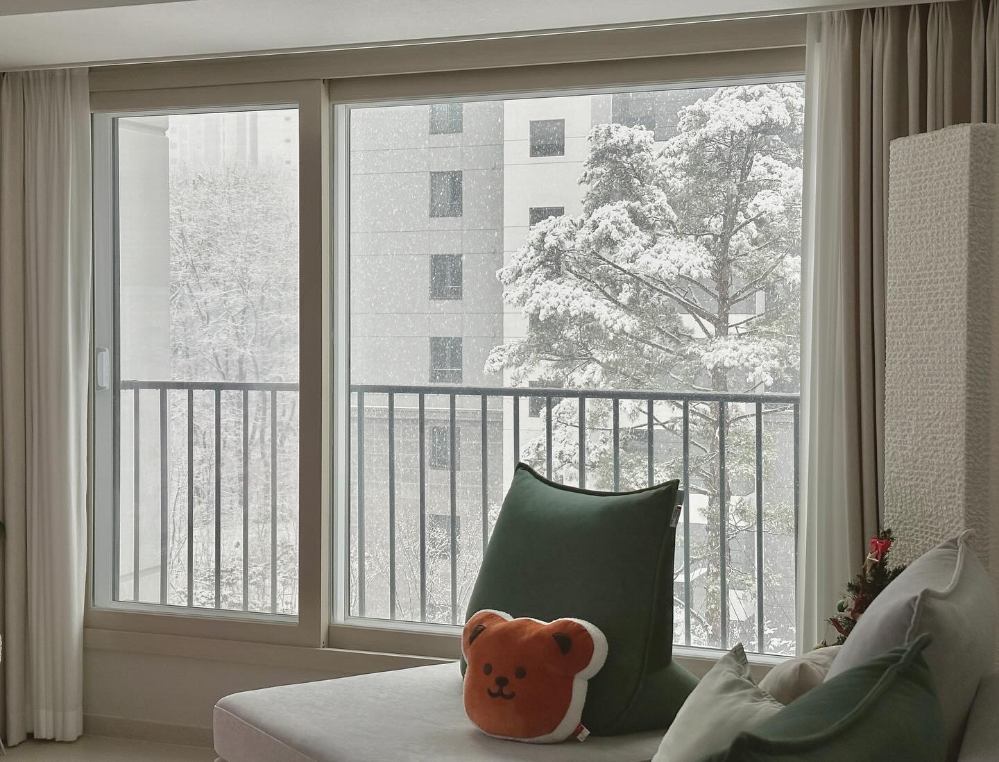 눈이 너무 이쁘게 와요❄️
훗카이도에서 눈 실컷보고 온지 얼마 안됬는데
눈오는거는 언제봐도 좋네요❤️
나무위에 소복히 쌓인눈이 특히 이쁜거같아요 ㅋㅋ

일기예보를 보니 오늘은 종일 눈이 오는거같은데 
눈길 운전 조심하세요🥰