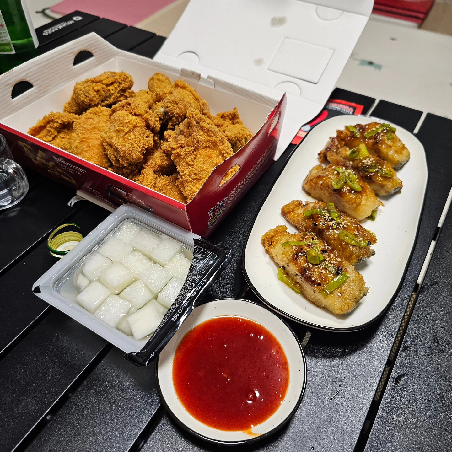 어제 축구보면서 #치쏘
축구명분삼아 술마시기
소주,맥주,고량주,와인두병..
⠀
이러다 골로갈듯...
⠀
결혼이 이렇게 무섭네요~
평생 술친구를 곁에 두었으니..🤣🤣
⠀
#축구 #홈술 #홈스타그램
#비비큐 #술스타그램
