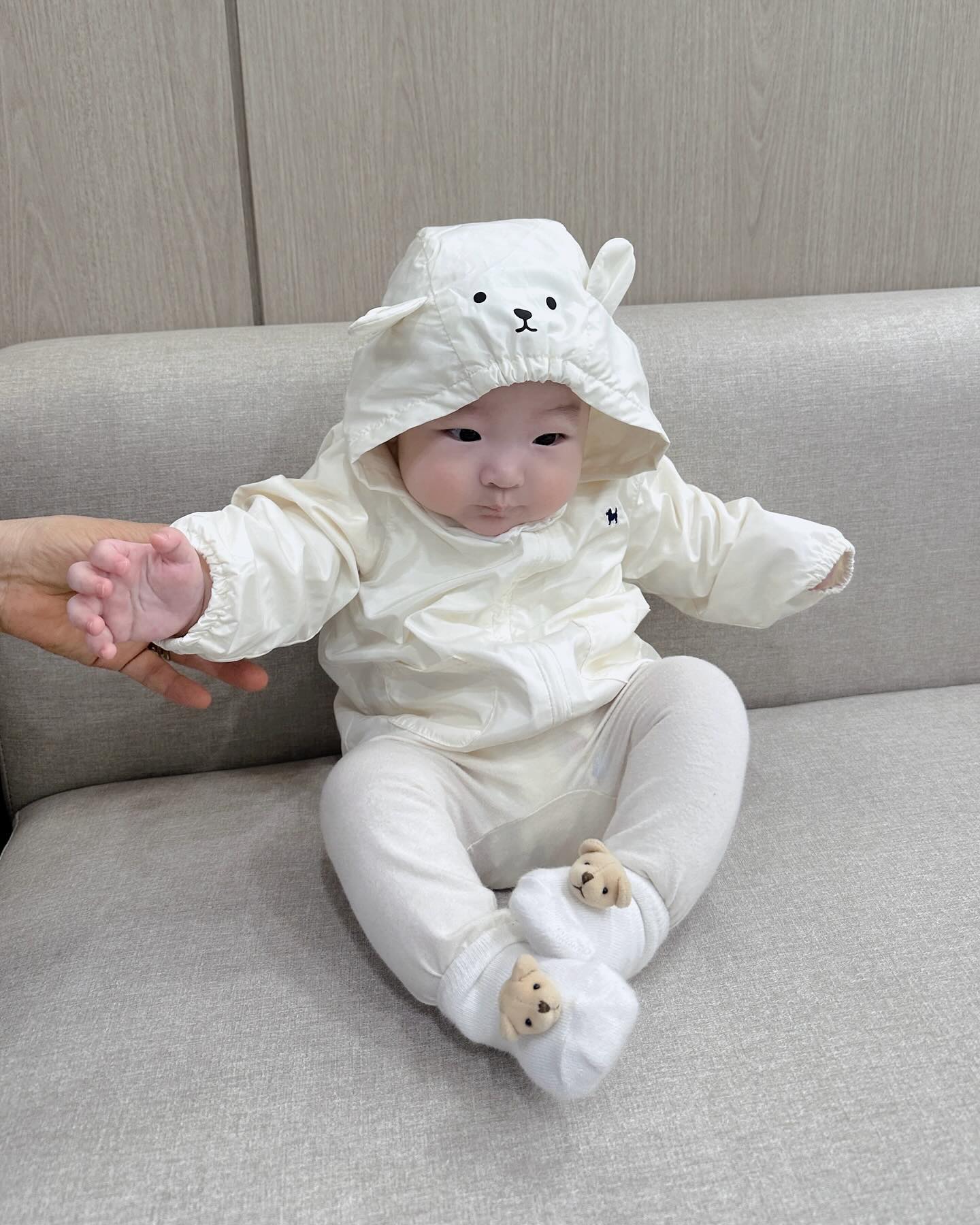 용맹이 #b형간염3차 #예방접종 하고 왔어요! 💉😖
쵸큼 많이 아픈데 상남자니께 딱 3초만 울께요 ! 하더니 
집와서 낮잠 쉬원하게 때림 😴 

#육아일기 #아들스타그램 #머리카락은언제쯤 #엄마머리카락도무지하게빠진다