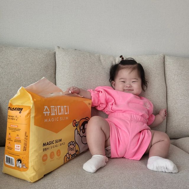 @uhc_imgnoh on Instagram: "보들보들한 재질로 만들어져 피부가 민감한 아기들도 걱정 없이 쓸 수 있는 슈퍼대디💕 - 국내 생산으로 걱정 없고 슈퍼 슬림패드라 땀과 열이 많은 아기들에게 아주