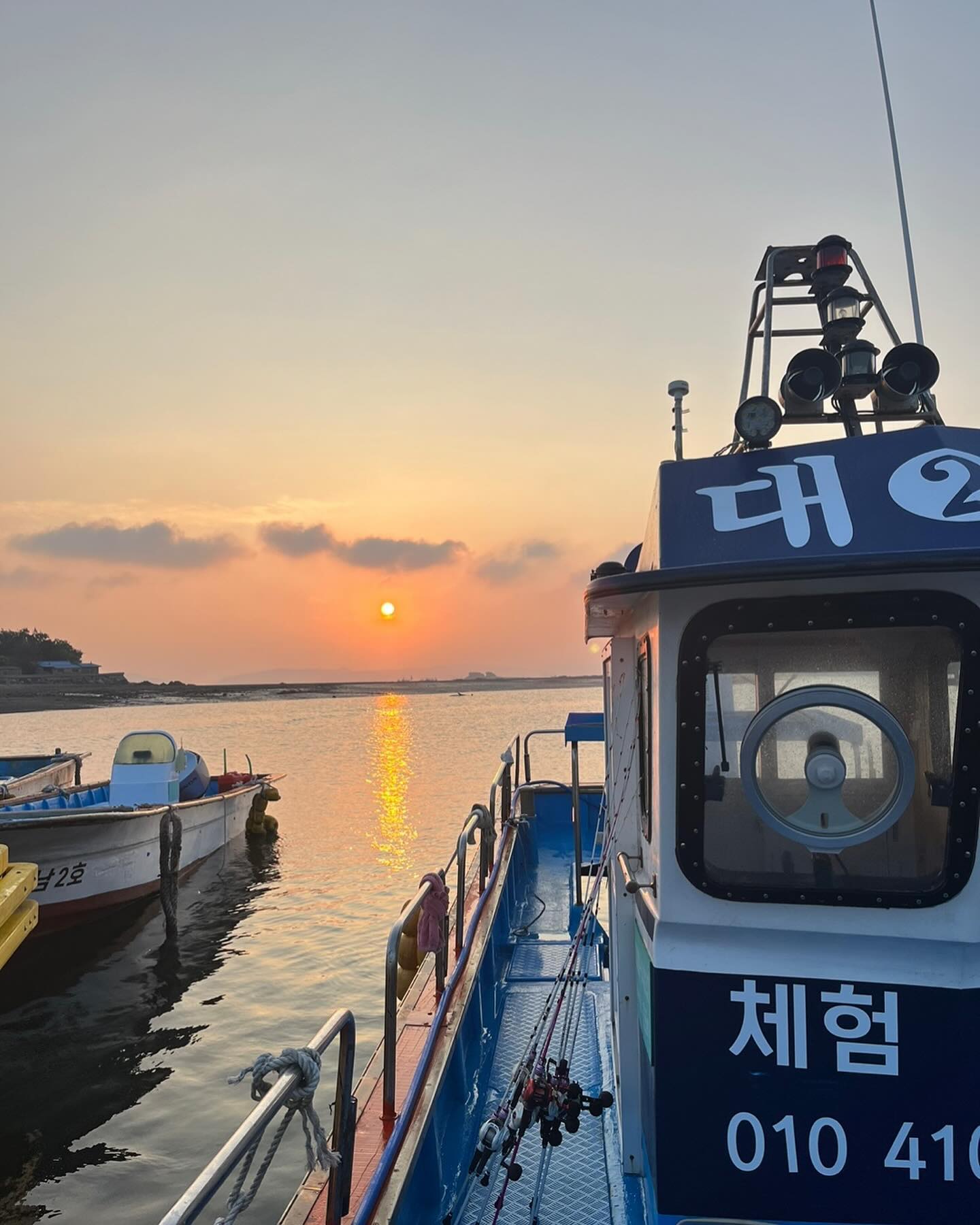 태안으로 간 쭈꾸미낚시
세달전에 선녀피싱에 예약했지만 예약 이주전 사이트에서도 예약확인이 되지 않아 불안한 마음에 전화확인을 했더니 우리에게 말도 하지 않고 작은배로 변경되었다고 통보받음^^
22인승 신식배에서 12인승으로 변경되었다고 들어서 황당한 마음에 갑자기 무슨말이냐 했더니 우리에게 말했다고만 하던 어이없던 상황 가족들까지 가는거라 처음 배타는 멀미하는 가족이 있어 절대 작은배라고 들었다면 예약취소를 하고 다른곳에 예약을 했을텐데 말도 안되서 문자와 통화내역을 찾아봤더니 역시나 우리에게 말한적이 없었다
세달전에 바로 말해줬으면 다른 곳으로 변경했겠지 이주전에 들었으니 다른곳에 예약자리가 있을리가,,
다행인지 뭔지 선녀피싱에서 진행하지 않는 다른배를 탔으나 다른예약자의 취소로 독배로 타게되었고 선장님도 친절하고 물때도 좋아 많이 잡았지만 선녀피싱의 대처는 매우 아쉬웠고 심지어 전날에도 문자가 없어 우리가 문자해서 어디로 가야하는지 물었더니 다른 곳의 연락처만 전달해주며 간단한 답장만 받아 기분이 끝까지 좋지 않았던 곳
절대 여기는 다시는 다른사람에게도 예약하지 말라고 꼭 말하고 싶다