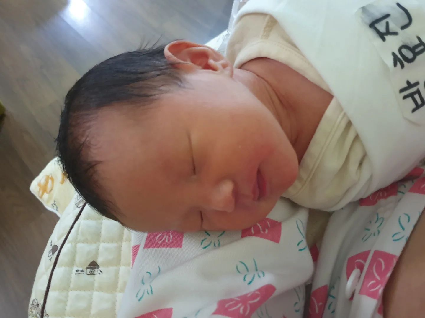 #제왕절개4일차 #인생4일차 #15개월아기 #산부인과아기면회 

최무무양
인생4일차
모유수유시간
10분 열심히 빨고 꿀잠

첫 유축 70ml가량
근데 확실히 난 초유가 연하다
젖몸살 시작인듯

15개월 아들
생태공원
아빠랑 할머니랑 다녀왔어요

내일이면
네 식구가 만나요
행복한 4가족 첫 시작♡