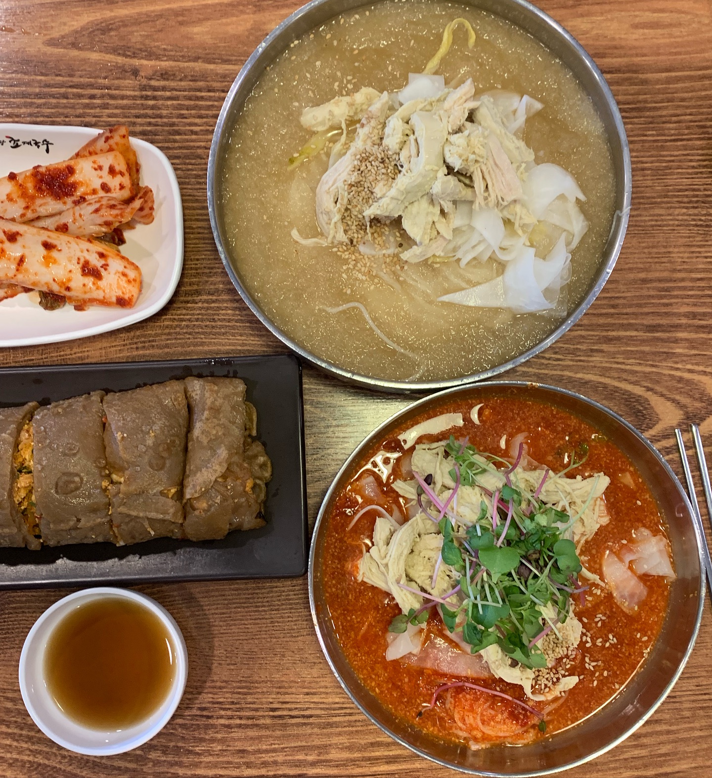 팔당 초계국수 🥢🍜🧊
진짜 오랜만이 왔는데 사람 더 많아졌냐며😫
웨이팅 인정할만큼 여전히 맛있네욤ㅎㅎㅎ 
면발탱글 국물시원새콤“”
요즘 넘넘 더워서 주기적으로 시원한 국수류 먹어줘야해••
겨울에 얼큰칼국수 먹으러 다시와야지🔥
.
.
.
#여름 #남양주맛집 #팔당맛집 #팔당초계국수 #국수