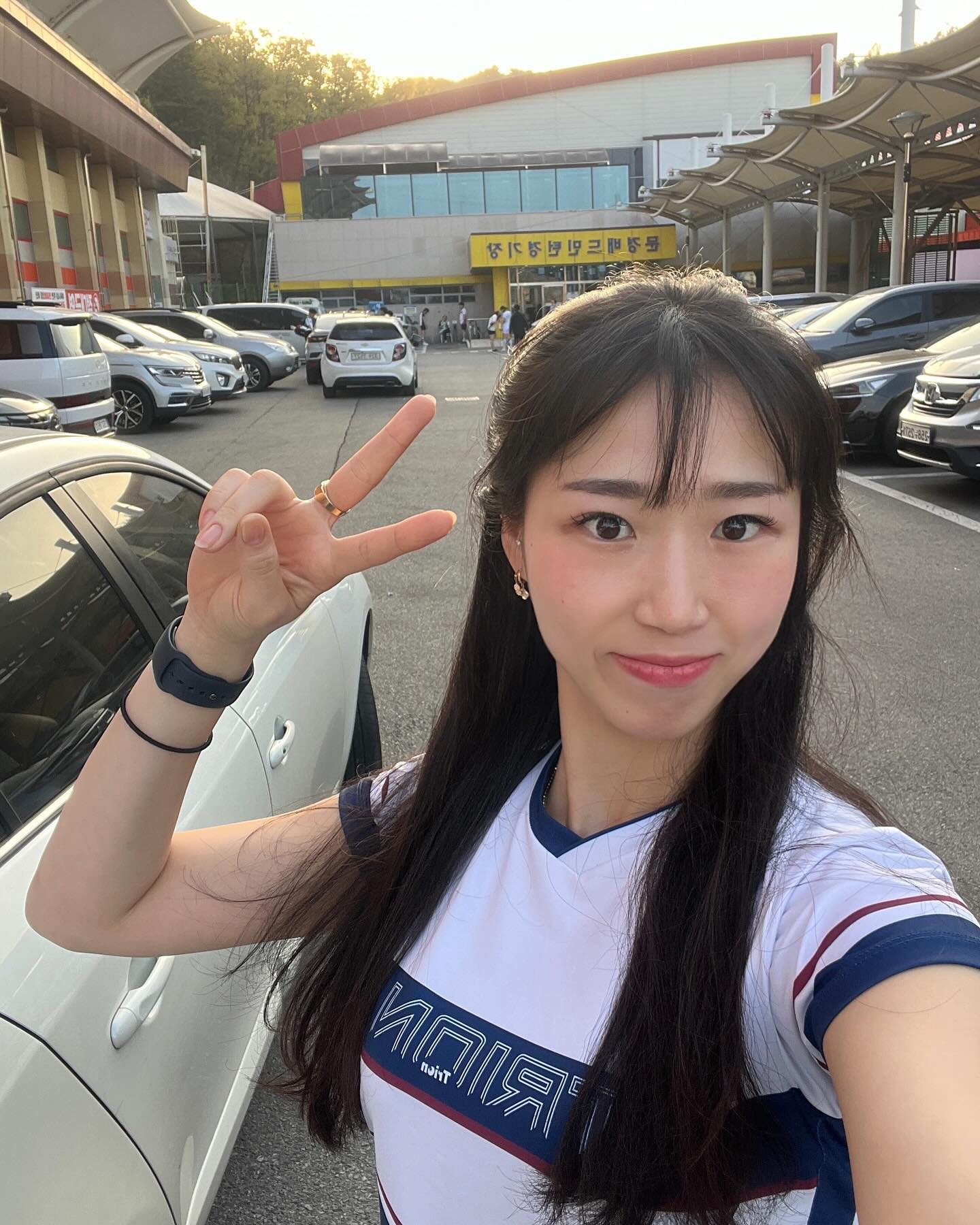 문경 트라이온배!!
댕!동여지도 with trion

#경상북도문경 #문경 #문경맛집

댕댕스 경상북도! 문경! 루키전문 배드민턴 대회 사장님이 오픈하신  트라이온배 다녀왔습니당당 😆
경상북도 문경이라니!! 처음가보는 동네인데 경치가 너무 좋더라구요!
푸릇푸릇한 봄냄새도 좋구 
평창같은 동네의 풍경! 길거리 옆에 넓게 물이 흐르고 저멀리 산! 풍경이너무 좋아요!!🏞️💚
바이크 타고 돌아다니기에 좋은 동네예요☺️

🏸 대회는 혼복A 1승1패 예탈!! 
#스트로커스_디오디 창연오빠의 러브콜로 혼복에이!! 우와악!! 대회는 지면 아쉽고 우승하면 어리둥절한것!! 키키
디오디 화이팅!!!
.
.
🥲 대회장에 신발을 두고 왔다는 건 집와서 안 사람ㅠ
내 플로먼트 신바라아아아알 🥲👟🥲
.
.

🍖대회 끝나구  _문경 특산물 약돌 먹여키운 ”약돌한우“ 도 청호오빠 창민이오빠 덕분에 먹어보구! 뇸뇸!
운동도 하구 맛있게 술도 먹구 꾸르잼 대회 완성!!

*사진들이 부족하네여 앞으로 다들 찍힐 단장하구 오세욤!

#댕동여지도_문경 #문경배드민턴체육관
#문경 #문경약돌한우 🪨🐮🍖😋