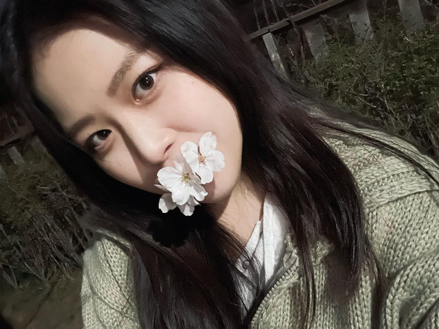 조만간 입에 담배도 물려줄듯..^^🖤