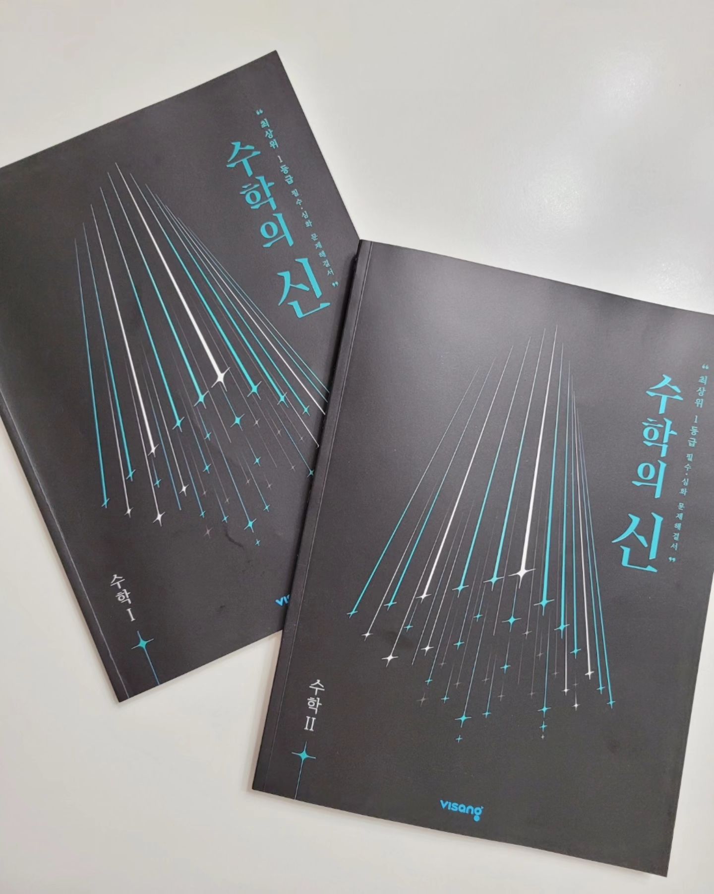 #협찬 
저희 큰딸램 #수학1등급 을 위해  #수학의신 열공중이에요^^ 
다소 어렵긴 하지만 다양한 풀이와 비법노트가 있어서 도움이 많이 된다고 해요🙂👍

문제를 풀기 전에 핵심 개념과 문풀에 꼭 필요한 실전 개념을 빠르게 정리할 수 있어 효율적인 것 같아요. 

핵심->고난도-> 최고난도 등 3STEP으로 제공되는 난이도별 고난도 문제를 풀다보면 실력이 쌓이는 걸 느낄 수 있고, 단원 마스터로 수능과 내신까지 꼼꼼하게 준비할 수 있어서 좋아요👌

#고등수학문제집 중 <개념+유형>으로 유명한 비상교육에서 출간한 고난도 수학 문제집이라 진짜 믿음이 가더라구요~!

2022개정 교육과정에 맞춰 올해 말부터 교재 개편이 될 예정이라고 하니 겨울방학 동안 풀어봐도 좋을 것 같아요. 

초등 수학의 신 3~4학년은 올해 말 출간 예정이고, 중학 수학의 신 1학년과 고등 수학의 신 공통수학1/2는 내년 출간 예정이라고 하니 해당 학년의 자녀를 둔 부모님들~ 참고하세요😍

#수학문제집추천 #고등수학 #수학1등급 #수학심화문제집 #고1수학 #고2수학 #고3수학 #수능수학 #내신수학 #수학문제집 #고등학생문제집 #비상 #비상교육