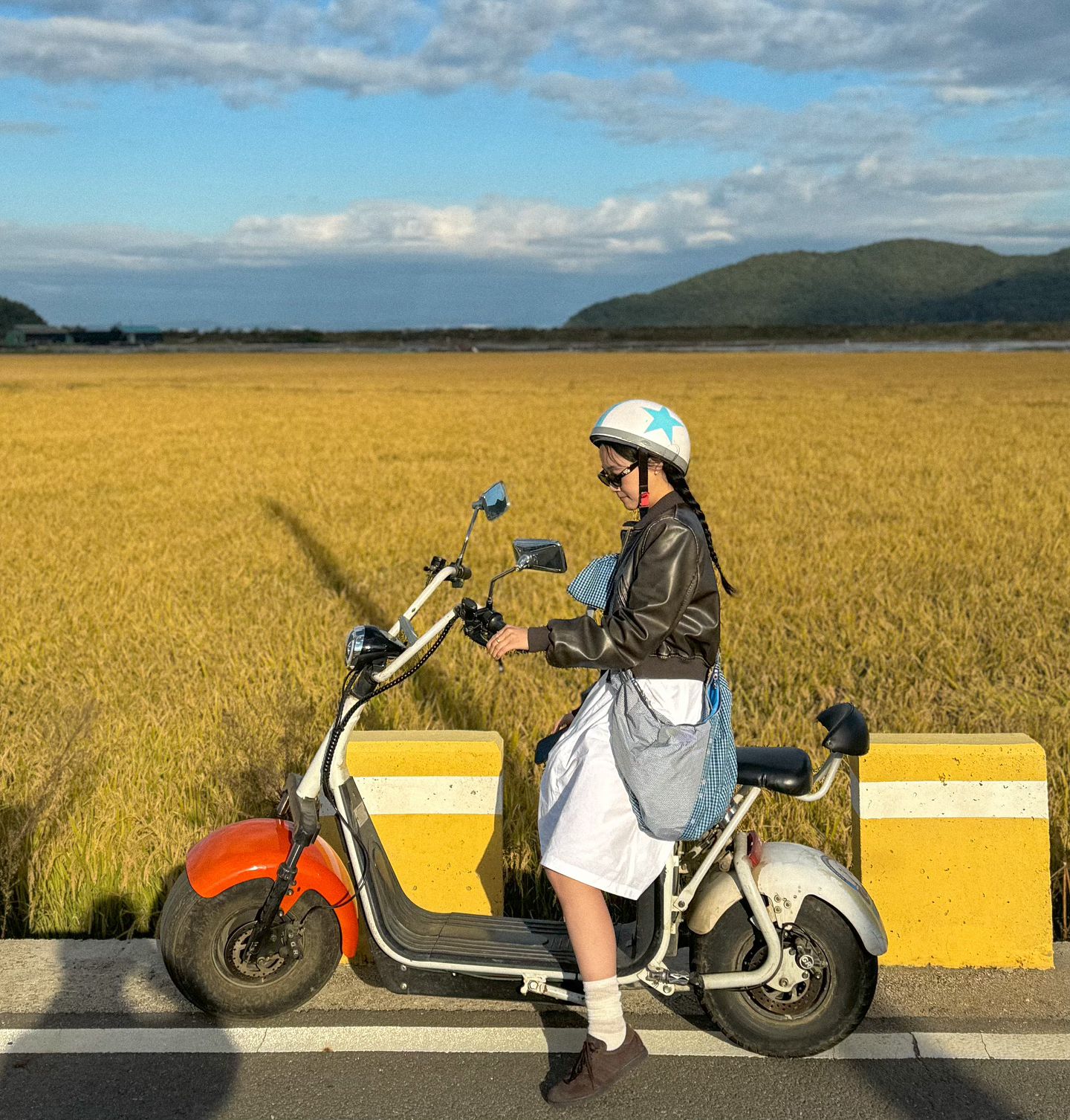 🛵신시모도 스쿠터 여행🛵🍂
삼목항에서 출발해서 -> 신도항에서 스쿠터 빌리고
신도-시도-모도 2시간 동안 쉬지도 않고 빨빨 돌아다녔더니
무릎 시리고 몸도 춥고... 관절의 노화를 뼈시리게 느꼈음..🥲

그치만 날씨도 너무 좋고 노을도 너무 예쁘고 진짜 다들 꼭꼭 가줬으면 좋겠다 진짜루!!🍂🍁🛵🫶🏻
