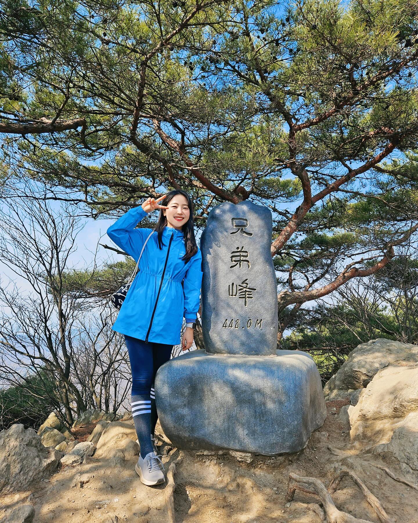 🚩
지난 주말 수원 광교산 형제봉 등산 사진 기록 남기기:)
대학교 동기들과 3번째 액티비티 활동!
경기대에서 왕복 3시간 정도면 등산 쌉가능😘
이날 날씨도 좋아서 기분도 굿굿 이었다!

도윤이도 첨 봤는데 넘 귀엽다 💕
업고 등산한 아버지 엄숑 대단해!!!
다음 액티비티 회의 고고씽 합시다아!
.
.
.
#수원광교산 #광교산등산 #형제봉정상  #초보등산러⛰ #봄맞이등산 #hiking #등산 #수원가볼만한곳 #운동