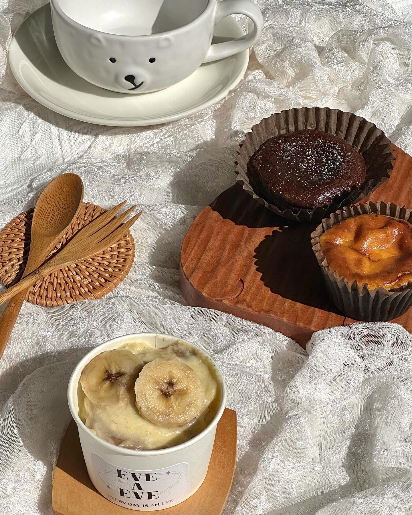 #에브어이브
📌서울 동작구 상도로62길 10 1층 3호

선물 받은거라 어떨까 싶었는데 정말 맛있게 먹었던 바나나푸딩과 치즈케이크🫶🏻 

바나나푸딩이 거의 손바닥만한 컵에 담겨 있어서 너무 귀여워요ㅠ 조그만 컵에 바나나와 크림이 듬뿍💛 바닐라빈도 많이 들어서 풍미가 좋아요✨

치즈케이크는 지인짜 꾸덕해요! 꾸덕하고 찐해서 쪼끄만게 알찬 거 있죠〰️ 단호박맛도 초코맛도 한입에 찐하게 들어와서 대만족🥺

리뷰쓰면서 찾아보니까 화이트톤의 인테리어도 예쁘더라구요🤍 겨울이랑 찰떠콩❄ 아 카페 이름도 매일 이브같은 설레임이라는 뜻이래요🎄

-
#채채_동작