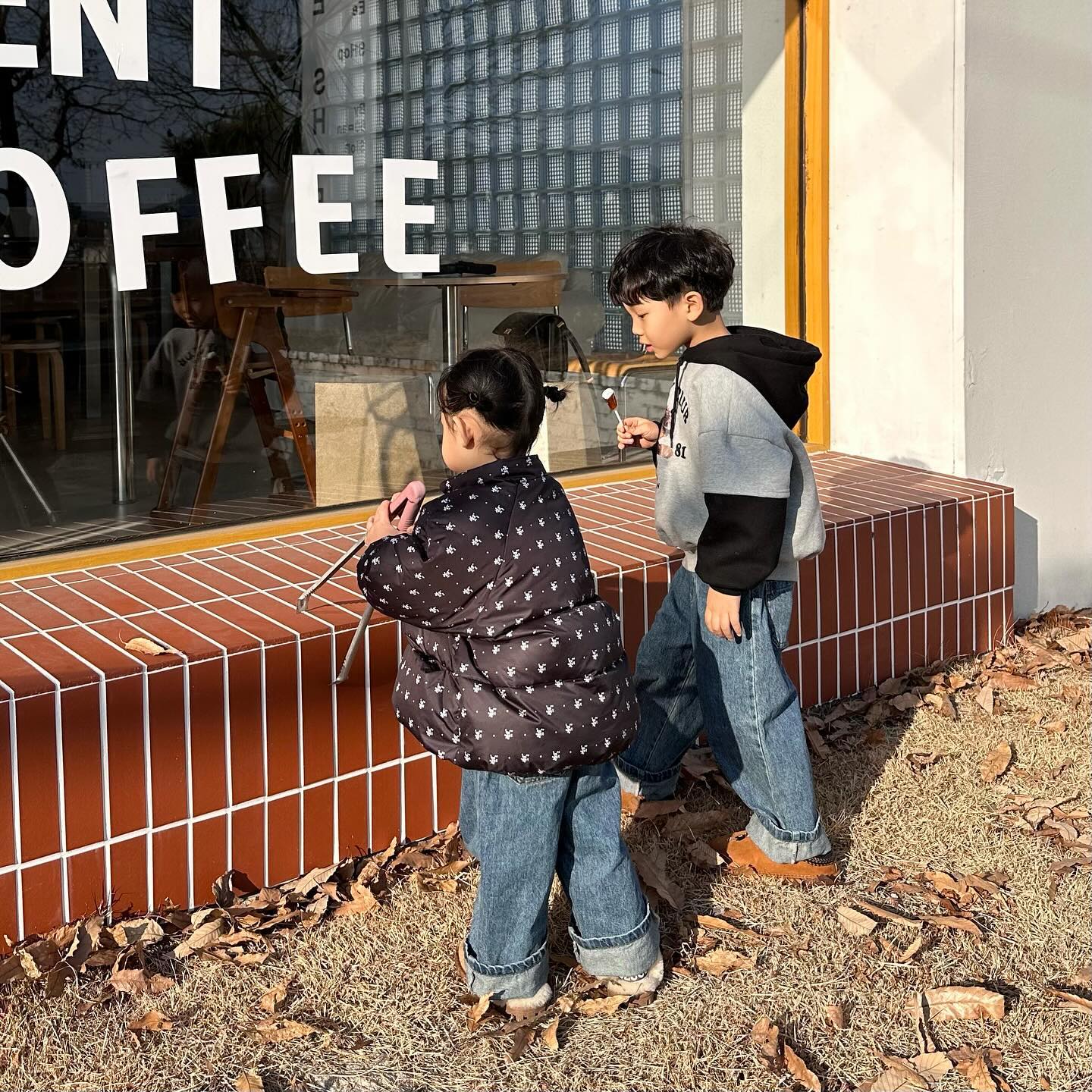 .

아주 그냥 장난칠때는 일심동체 👦🏻👧🏻
요새 둘이 잘노는데 맨날 역할극으로 공사장놀이, 자동차놀이만 
하는데 우리딸 괜찮겠지..?
