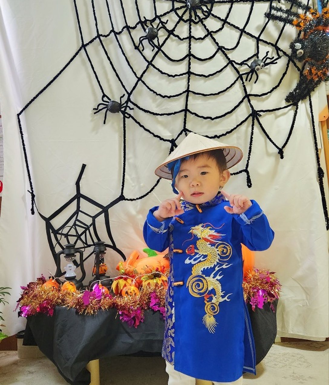 할로윈 파티에 초대된 응우옌떠진 🇻🇳
의상 실수 마이하네..